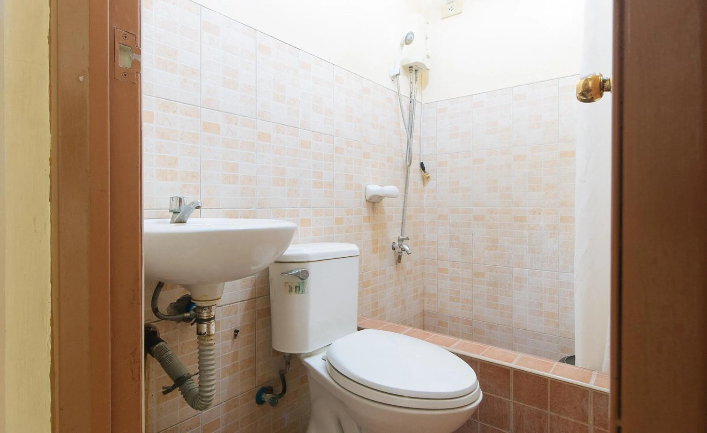 Shower in RedDoorz @ Goldland Spring Resort Urdaneta City