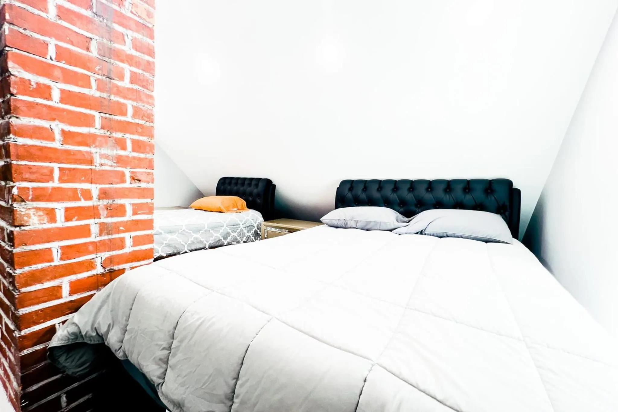 Bed in 2 Homes, 1 Stay-7BR Niagara Falls Compound