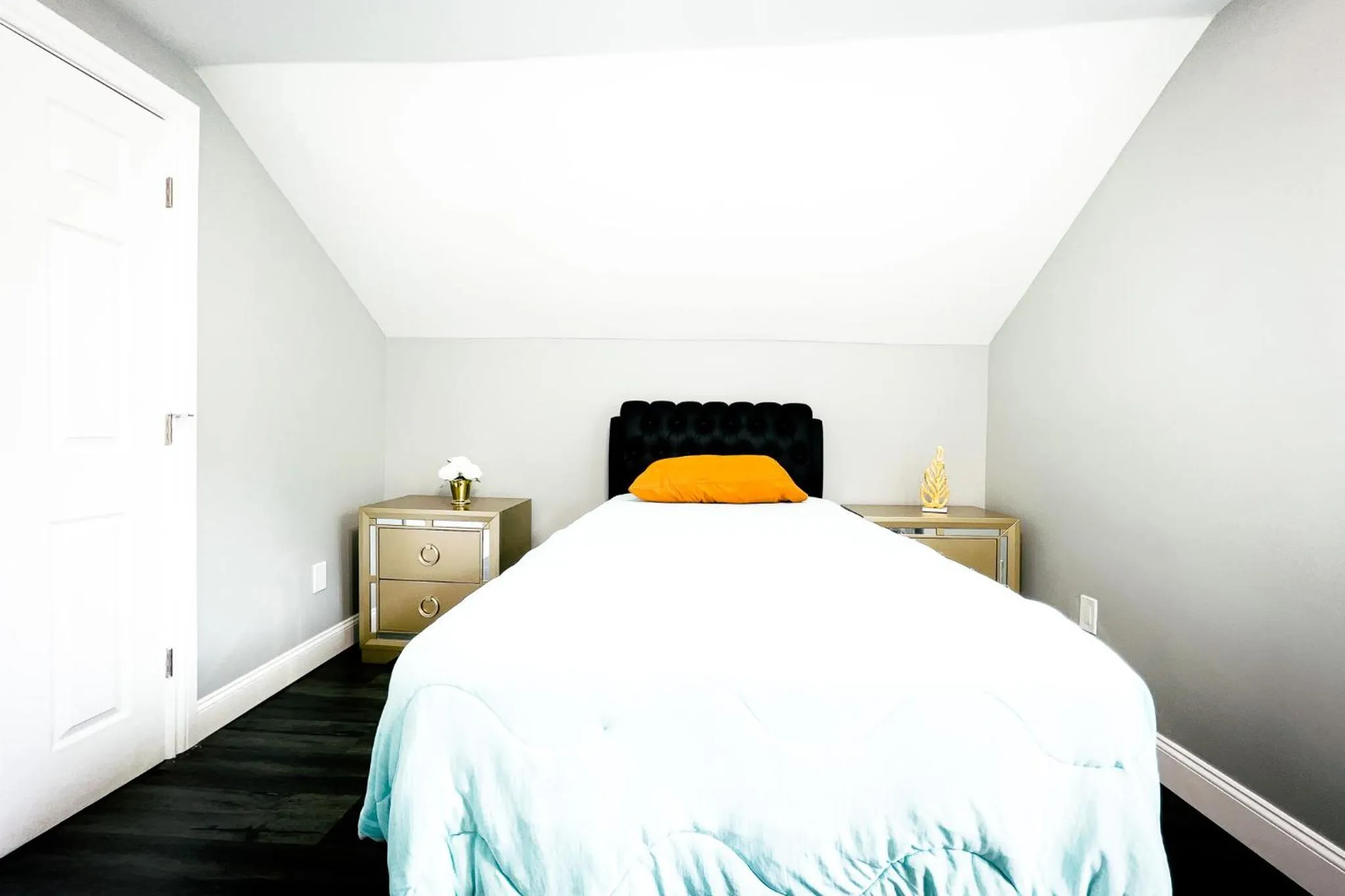 Bed in 2 Homes, 1 Stay-7BR Niagara Falls Compound