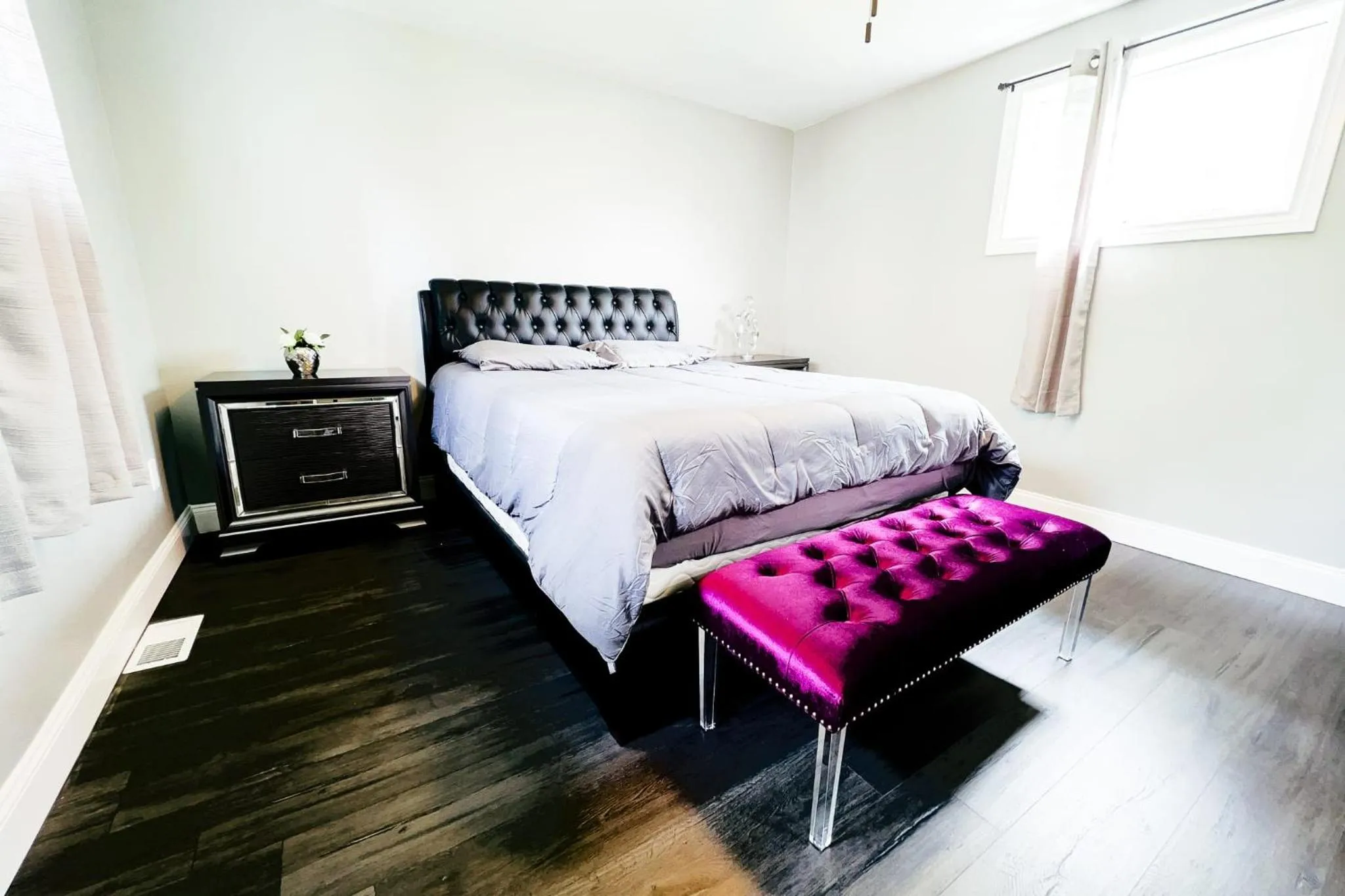 Bed in 2 Homes, 1 Stay-7BR Niagara Falls Compound