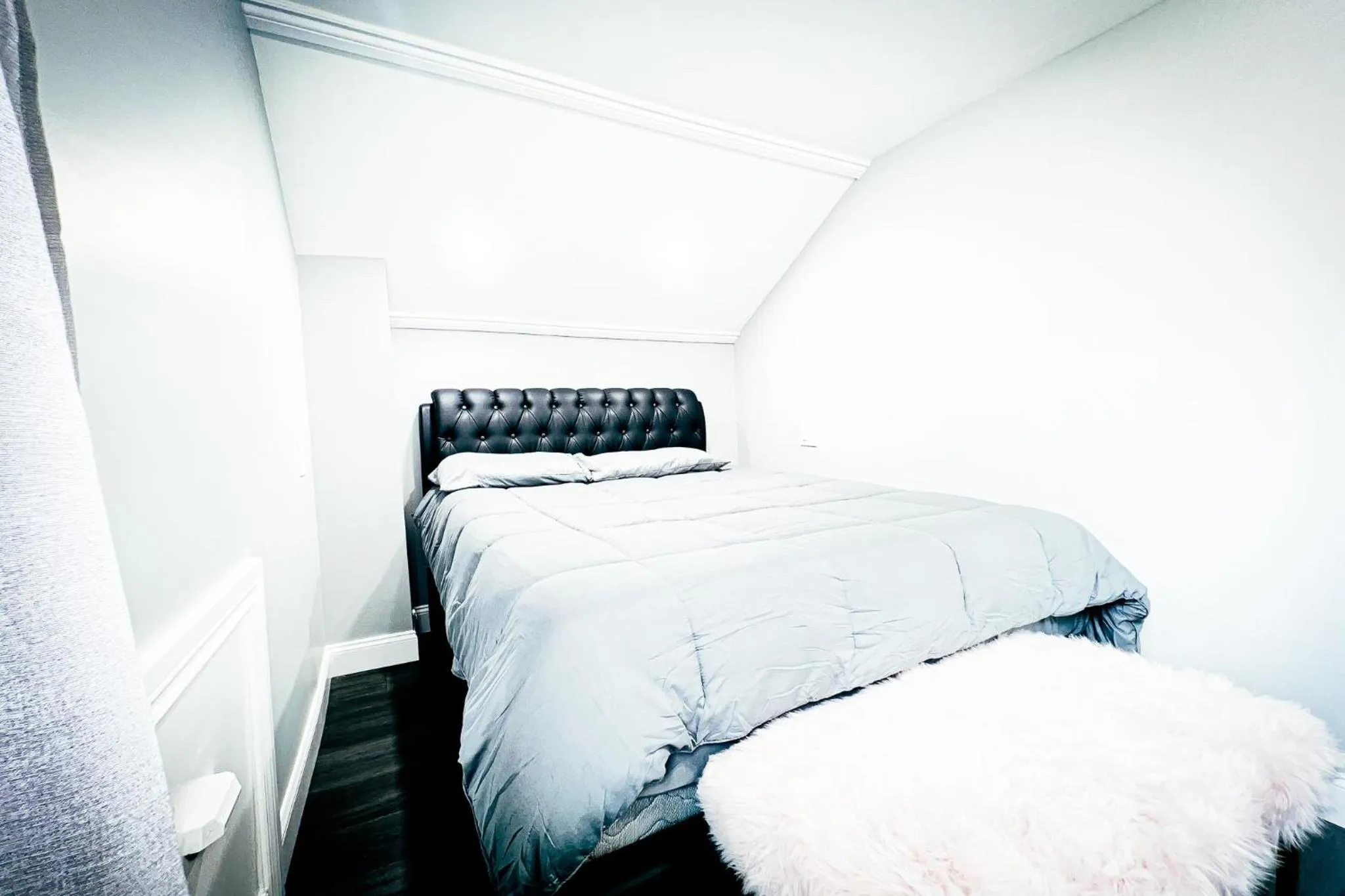 Bed in 2 Homes, 1 Stay-7BR Niagara Falls Compound