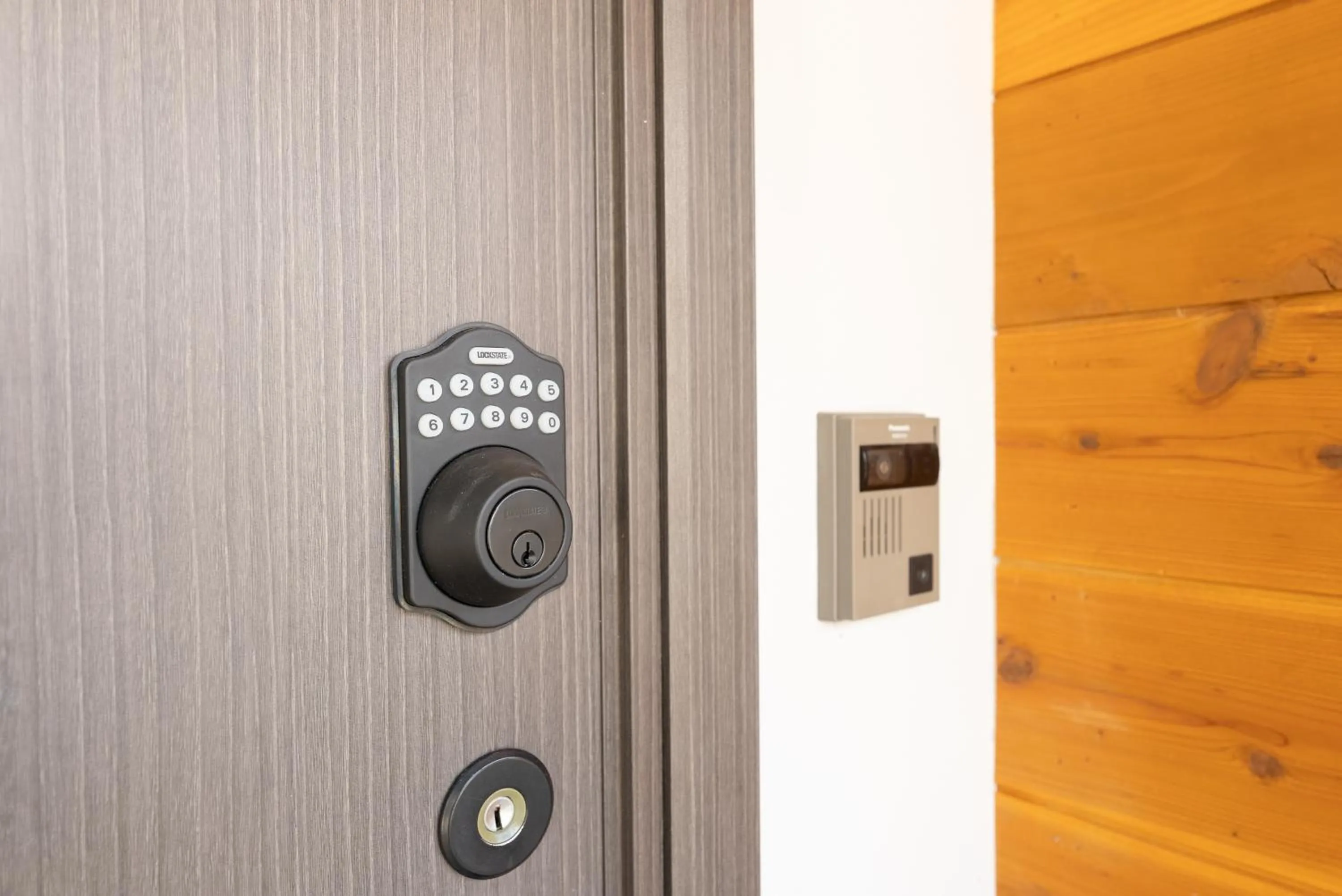 Facade/entrance in 箱寝荘 - Hakoneso