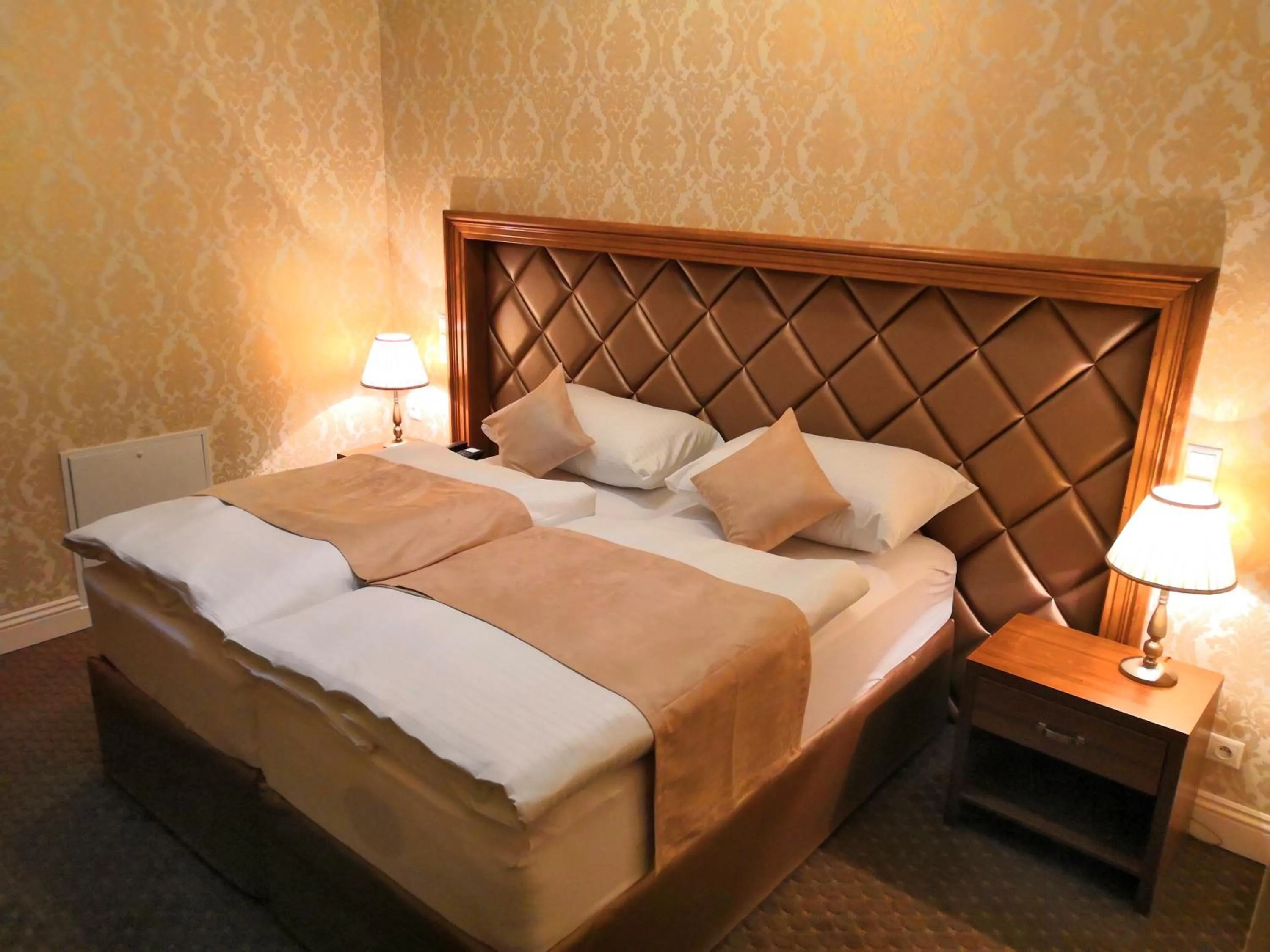 Property building, Bed in Hotel Dvorana
