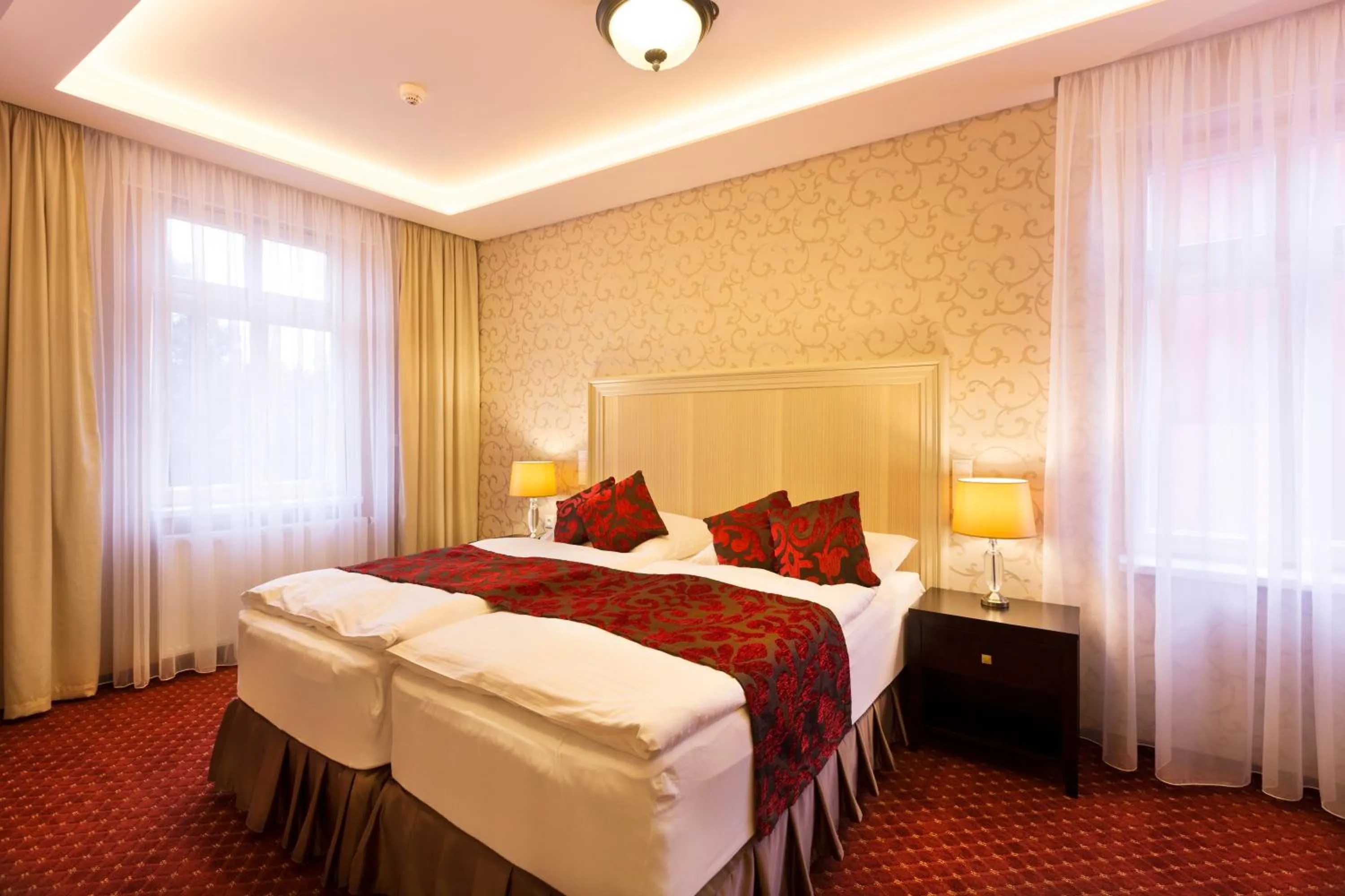 Property building, Bed in Hotel Dvorana