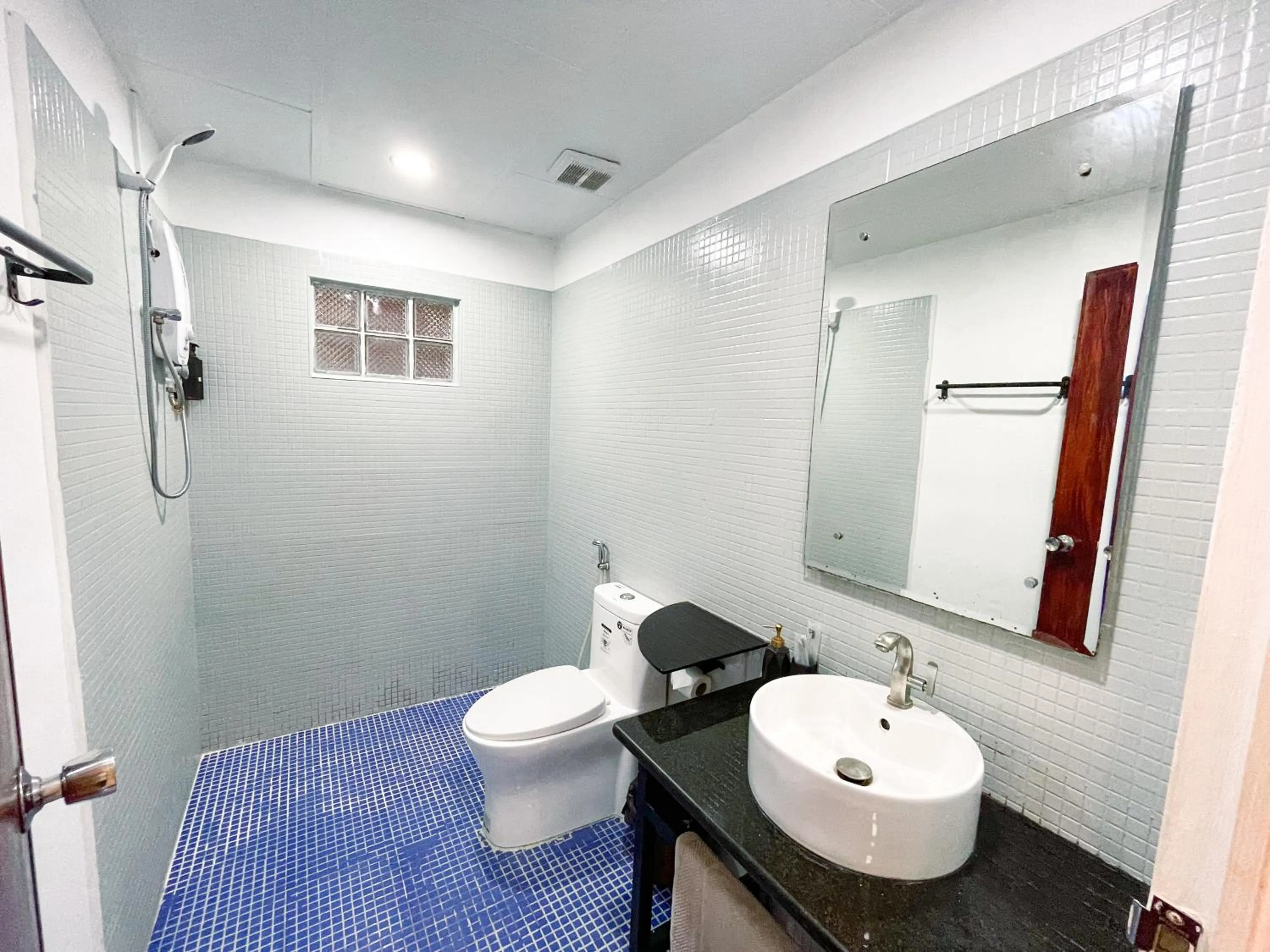 Bathroom in Birdcage Boutique