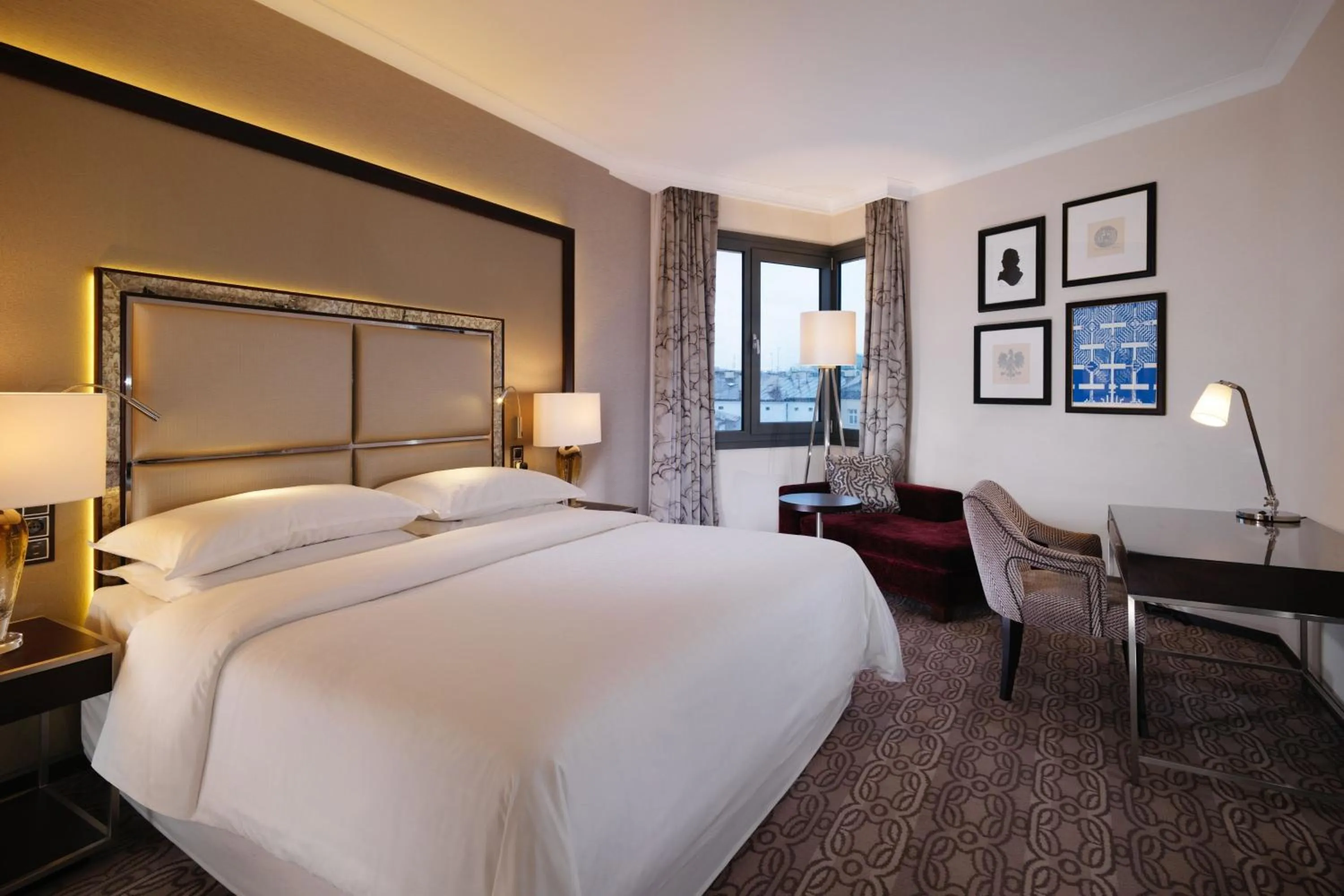 Photo of the whole room, Bed in Sheraton Grand Krakow