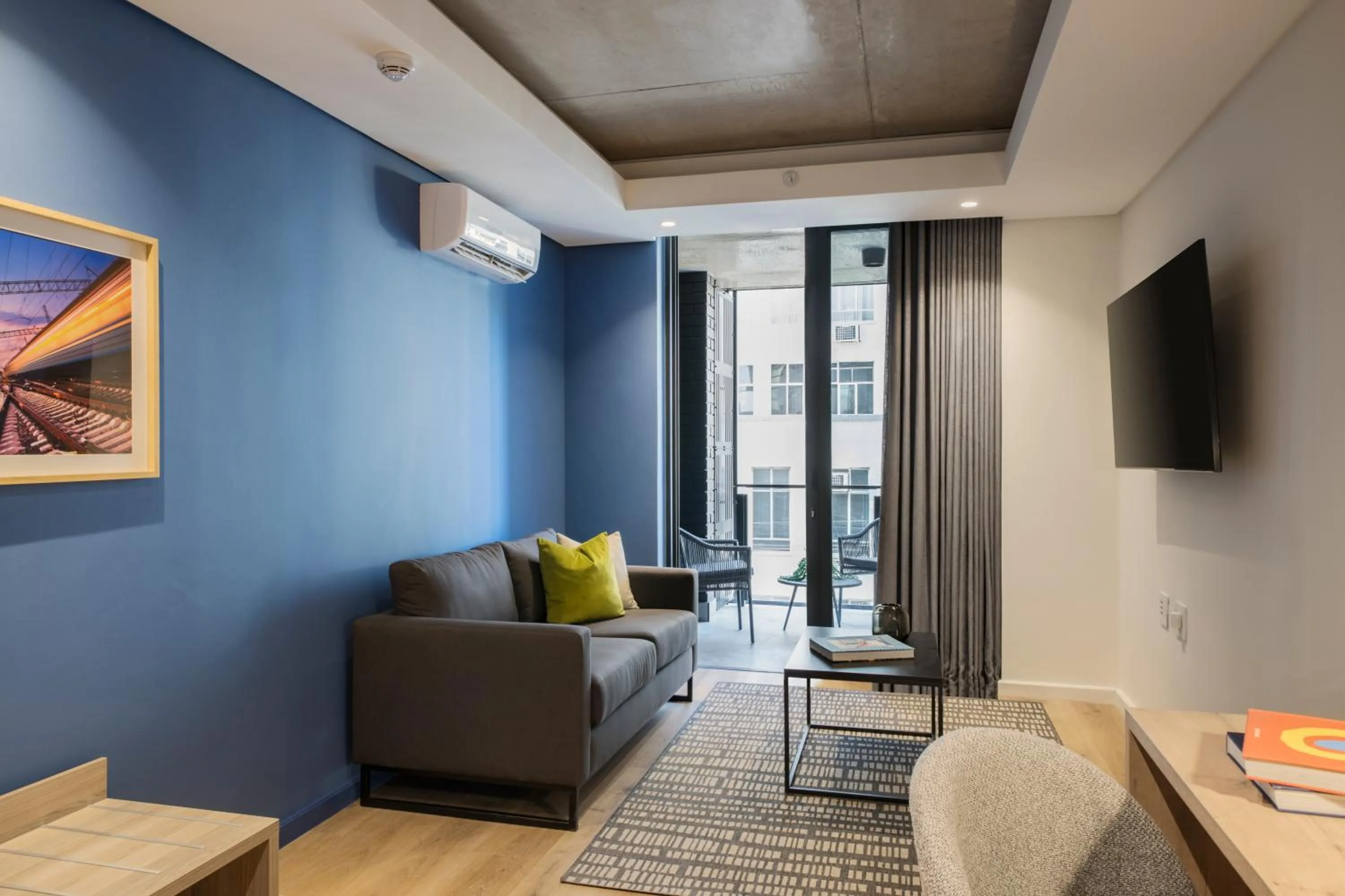 TV and multimedia in Home Suite Hotels Station House