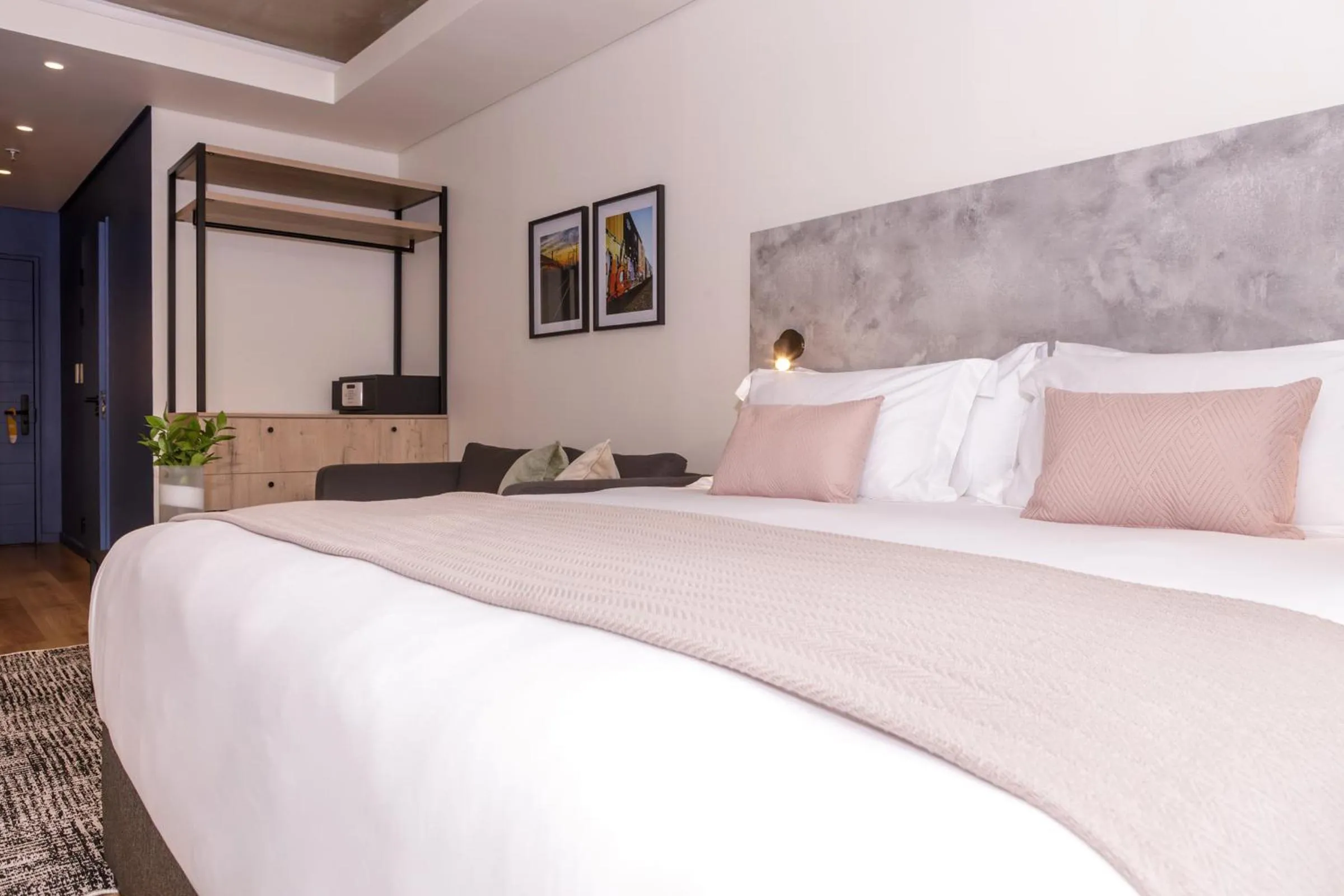 Bed in Home Suite Hotels Station House