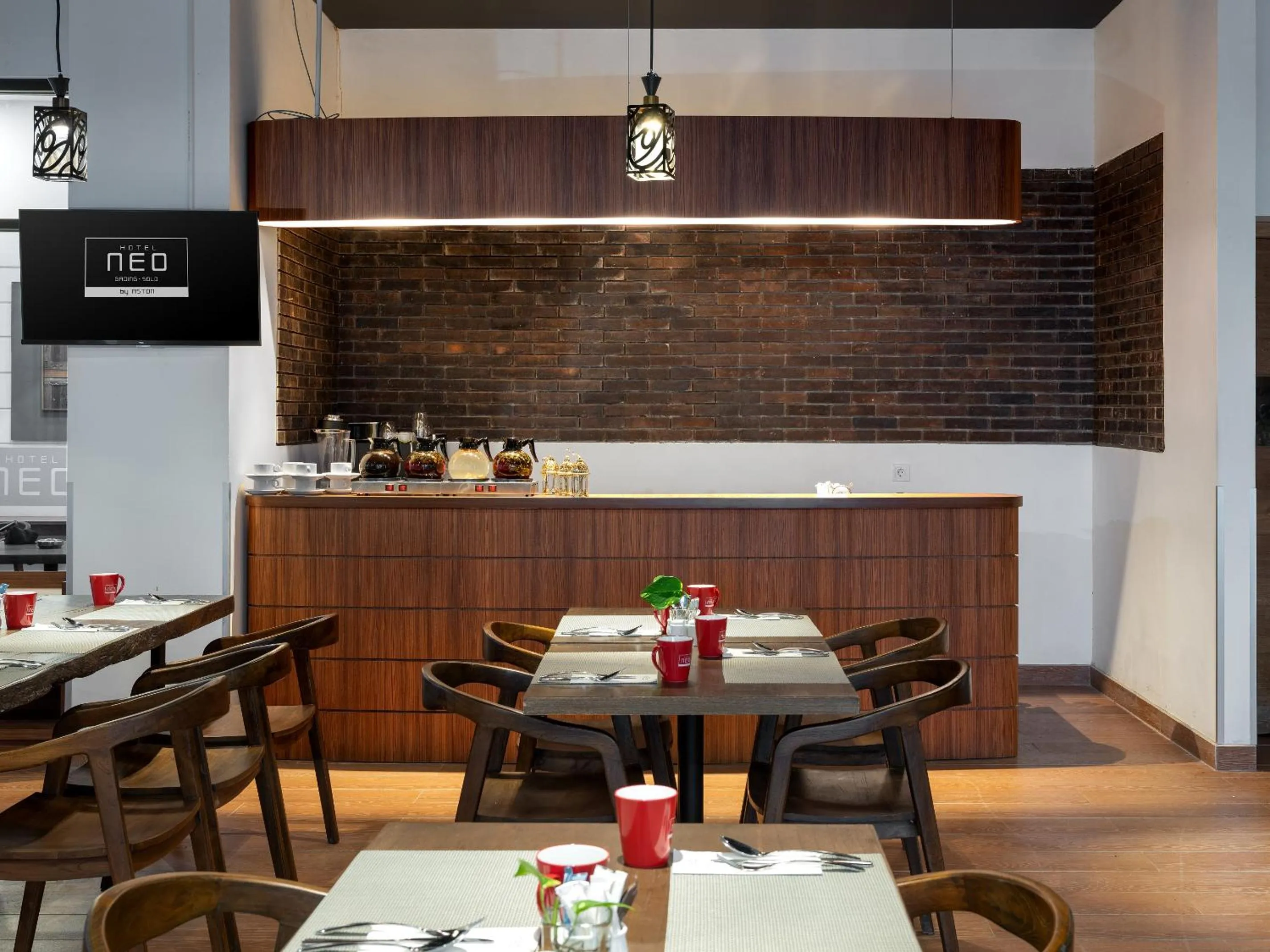 Restaurant/places to eat in Hotel Neo Gading Solo