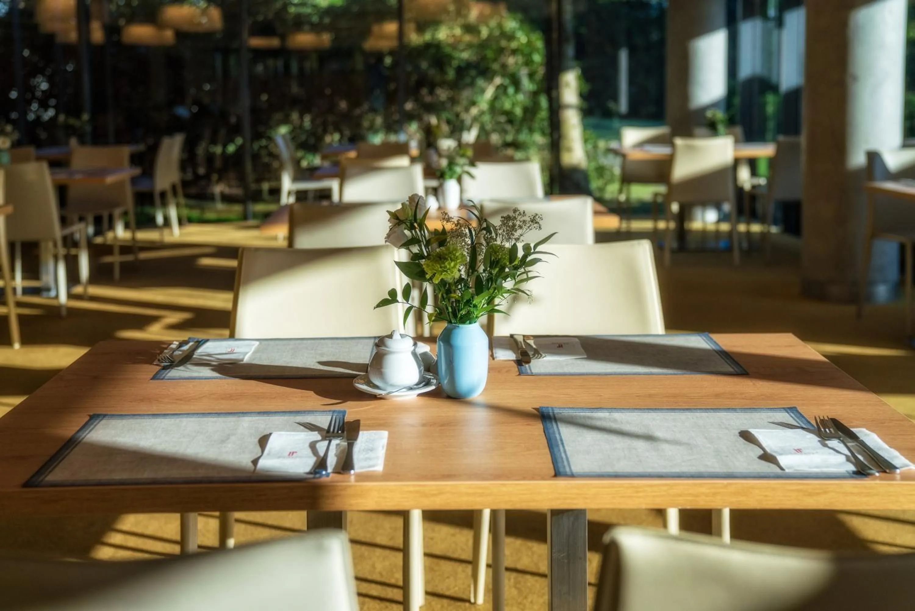 Restaurant/places to eat in Hotel HP Park