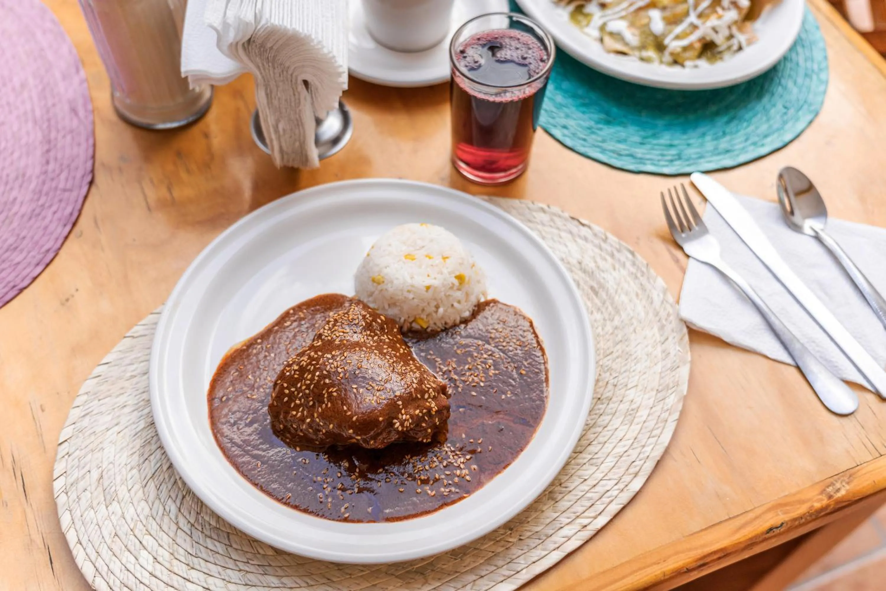 Restaurant/places to eat in Hotel Meson de Carolina