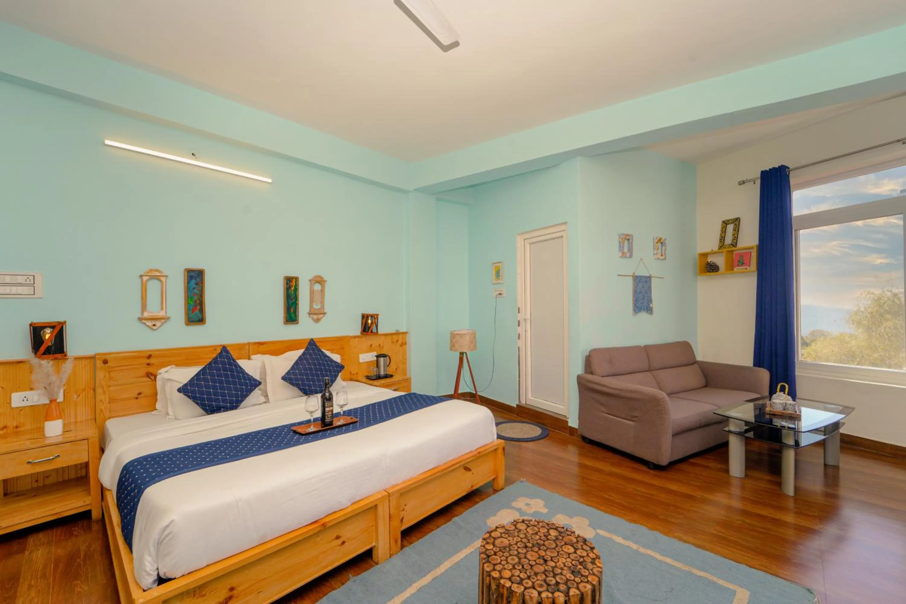 Living room, Bed in Chokling ArtHouse - The Treasure of Himalayas