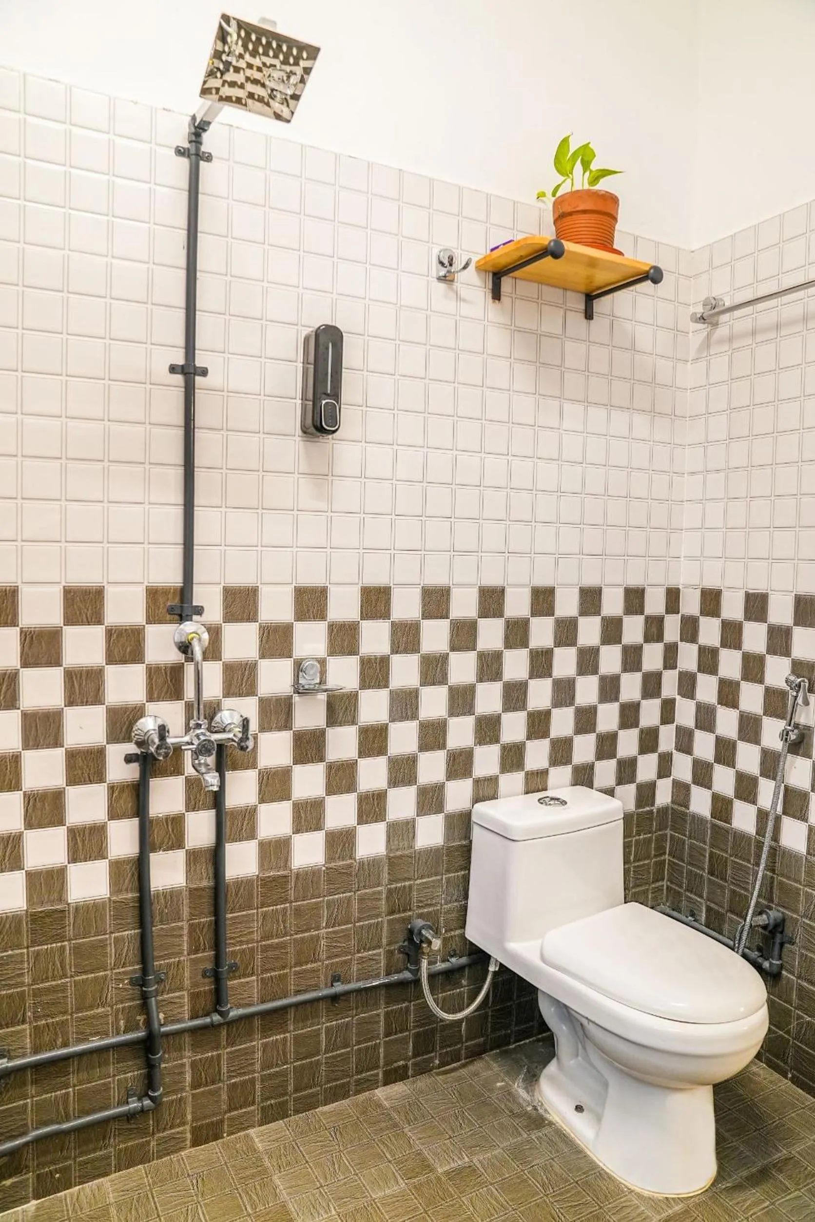 Shower in Chokling ArtHouse - The Treasure of Himalayas