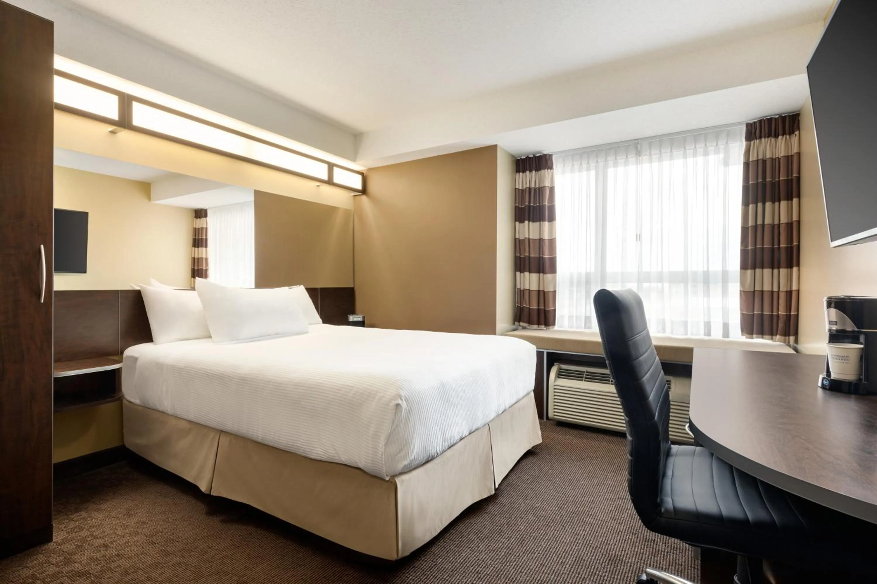 Photo of the whole room, Bed in Microtel Inn and Suites by Wyndham Weyburn