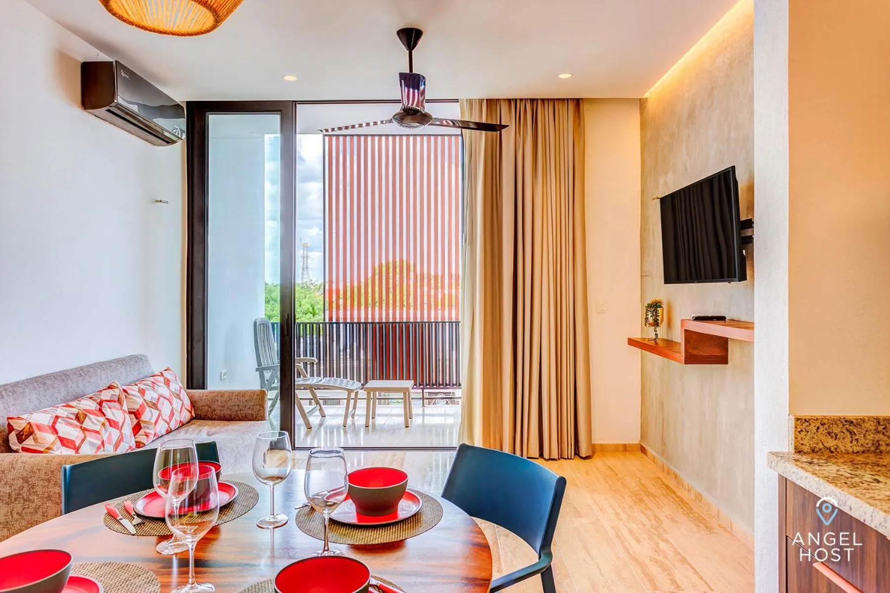 TV and multimedia in Chic Condotel with Roof Pool 10-Min Walk to Beach