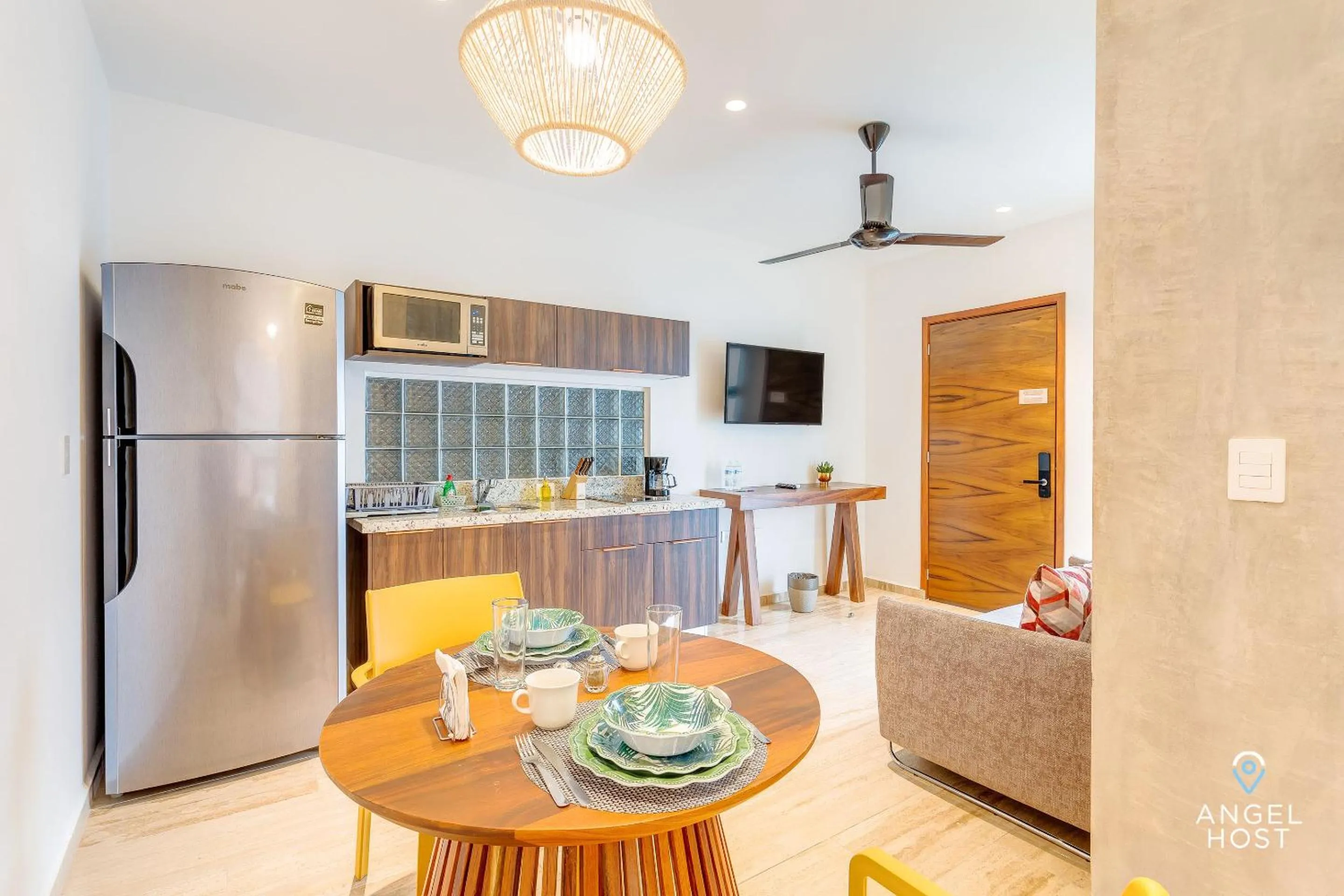 Kitchen or kitchenette in Chic Condotel with Roof Pool 10-Min Walk to Beach