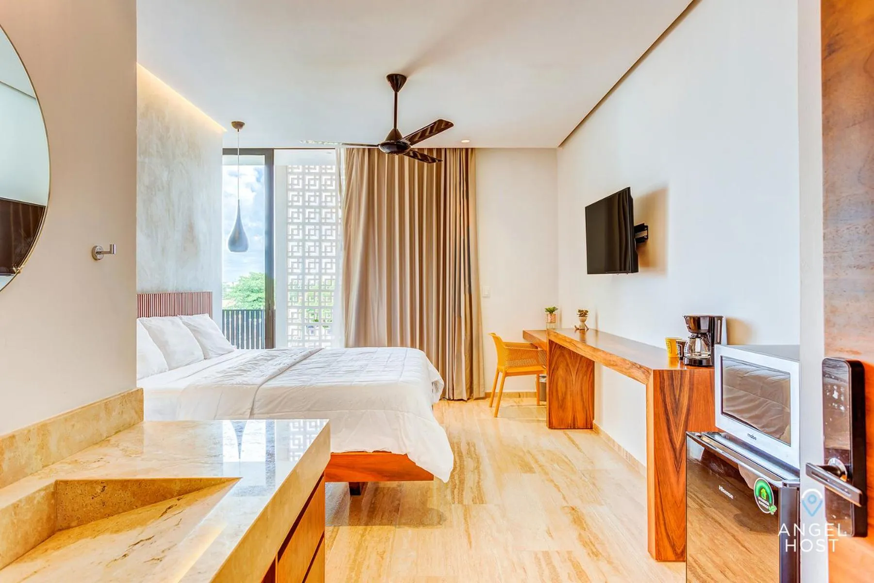 Bed in Chic Condotel with Roof Pool 10-Min Walk to Beach