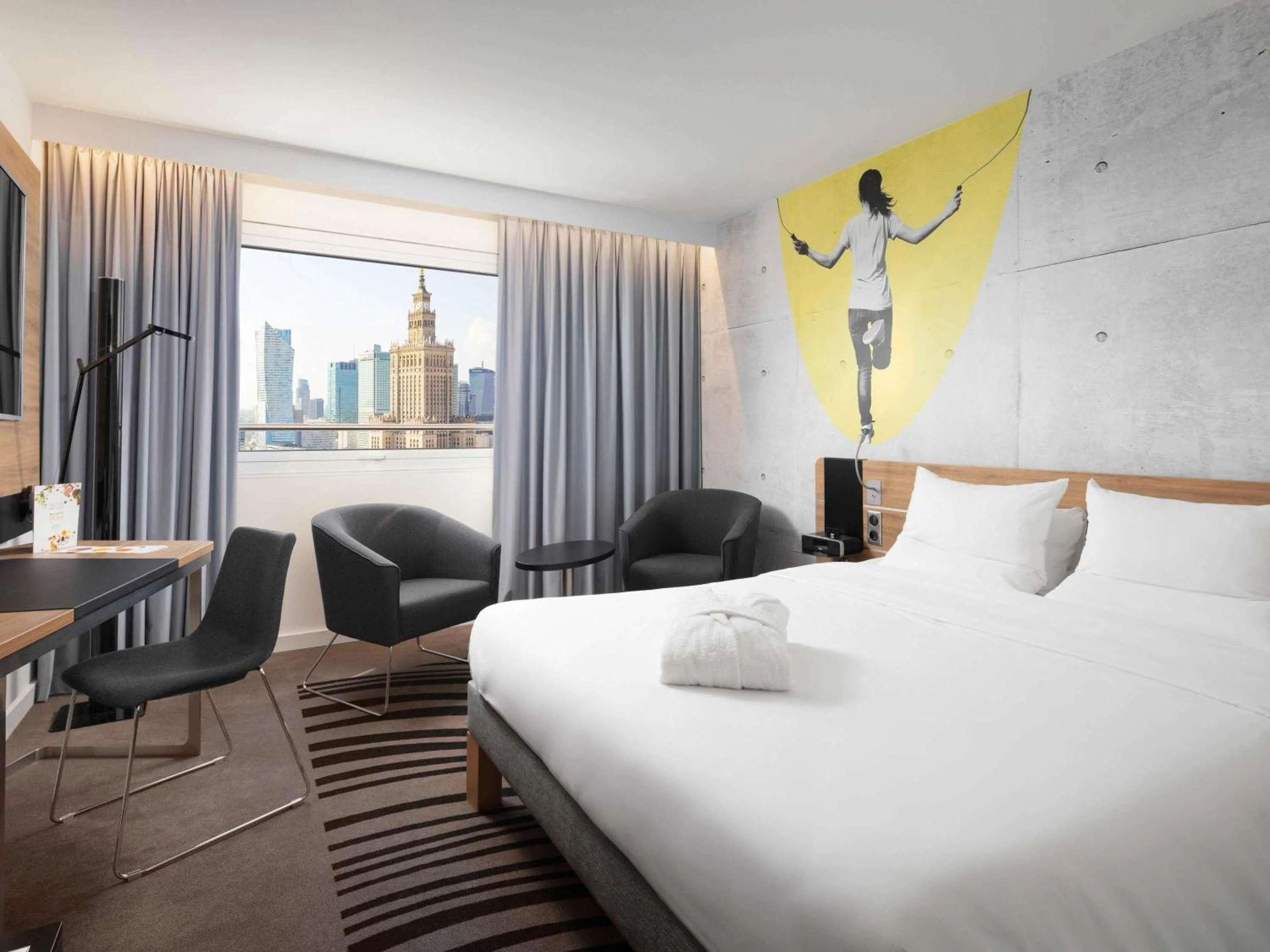 Property building, Bed in Novotel Warszawa Centrum