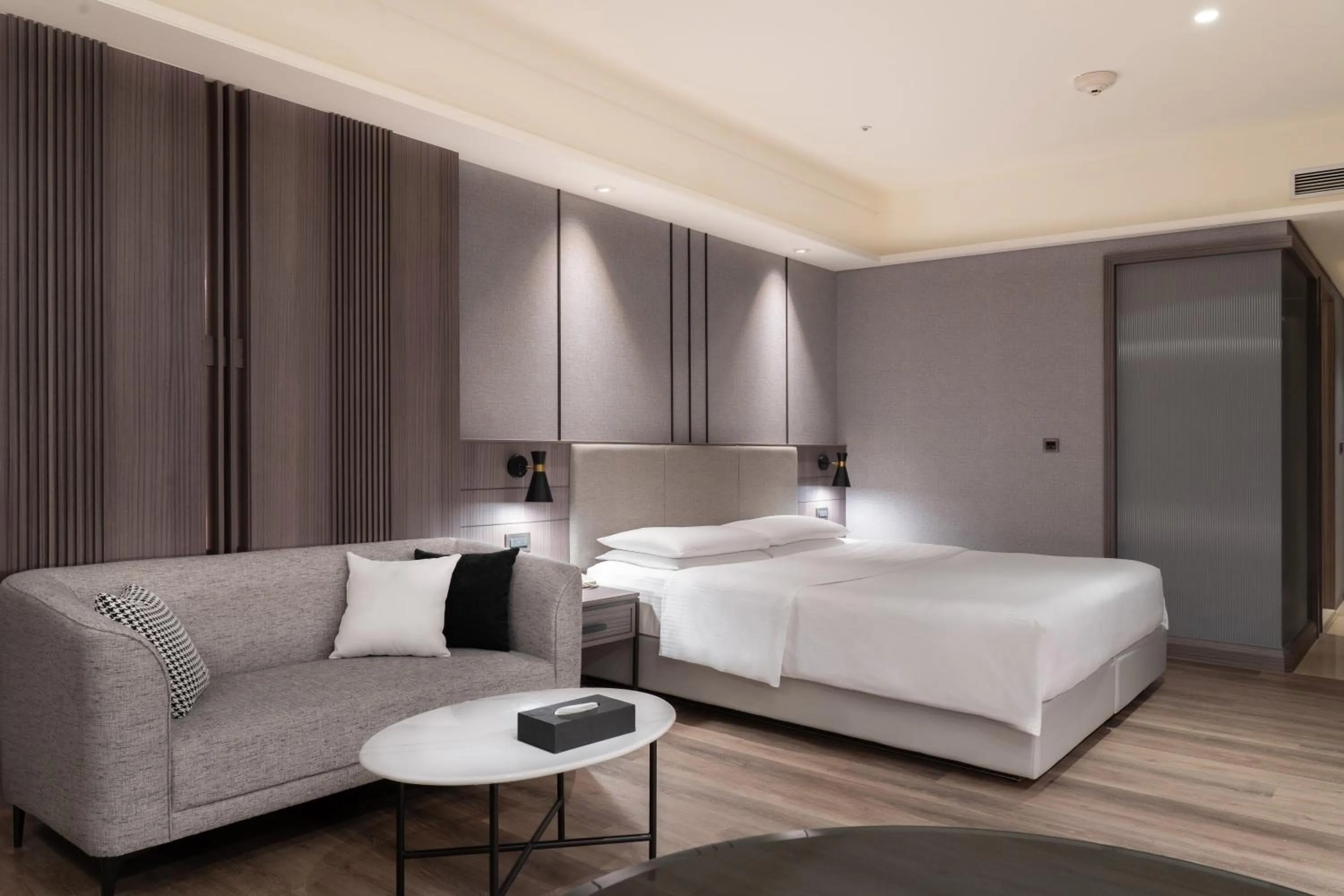 Photo of the whole room, Bed in E-DA Royal Hotel