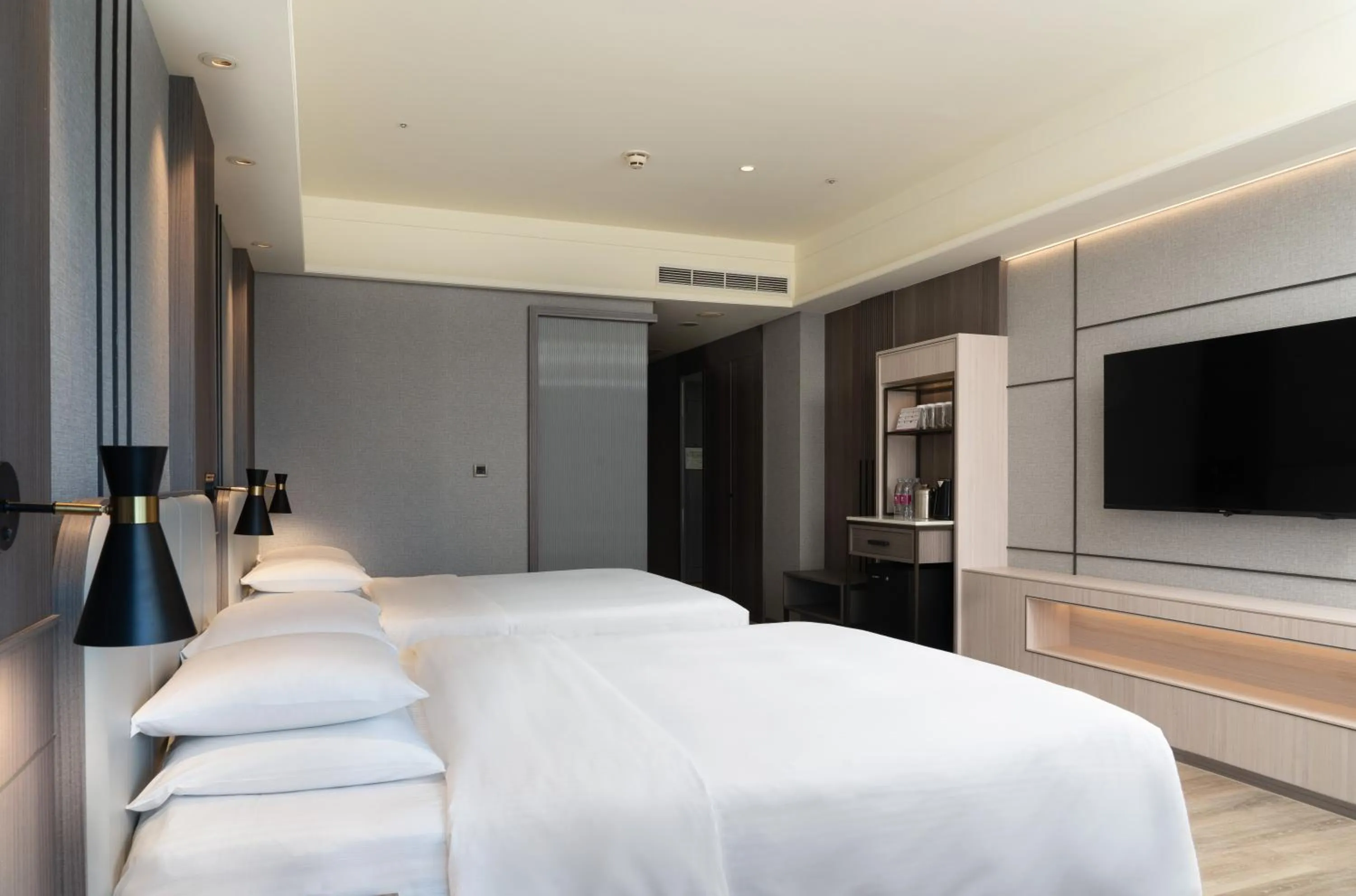 Photo of the whole room, Bed in E-DA Royal Hotel