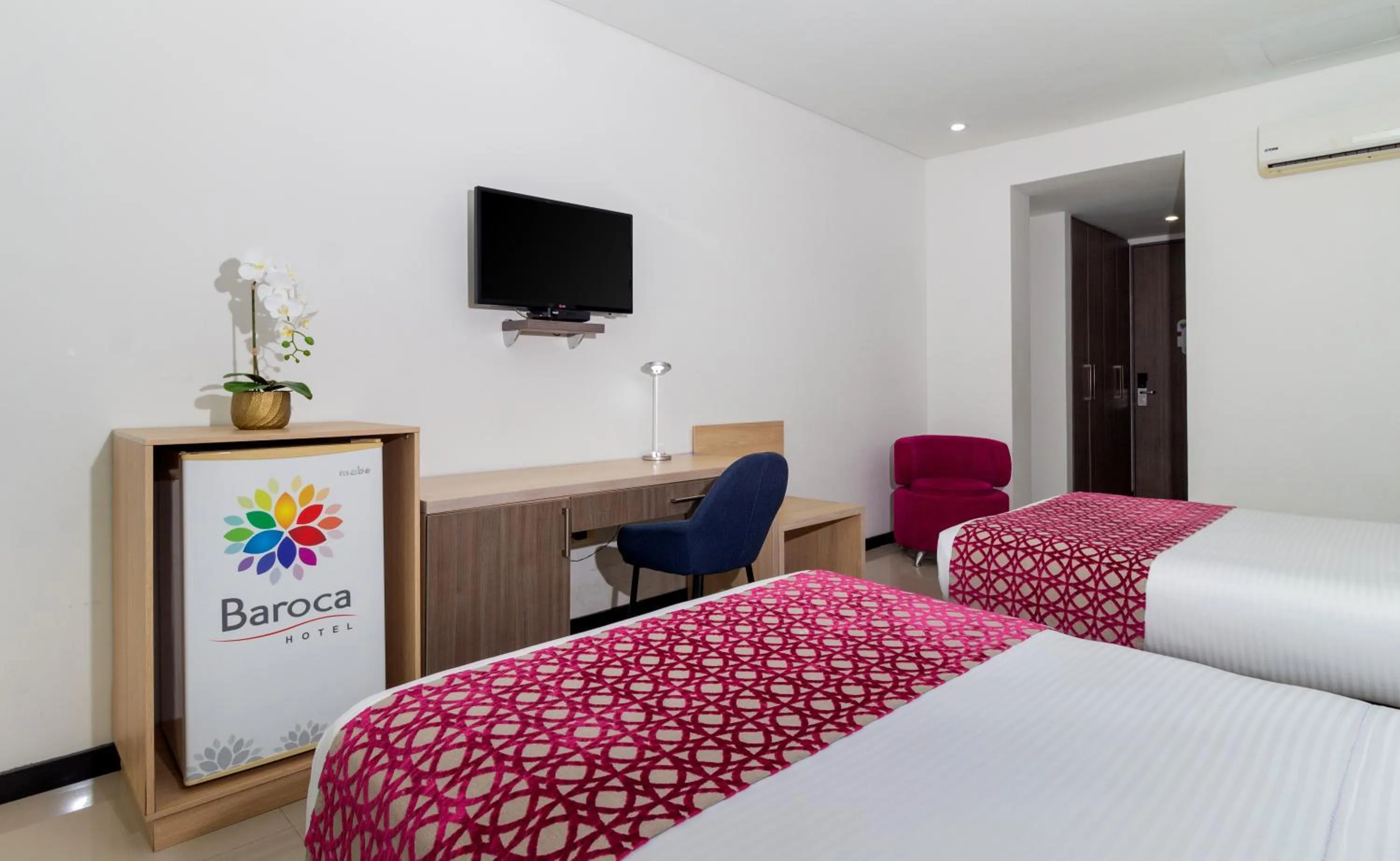 Communal lounge/ TV room, Bed in Hotel Baroca