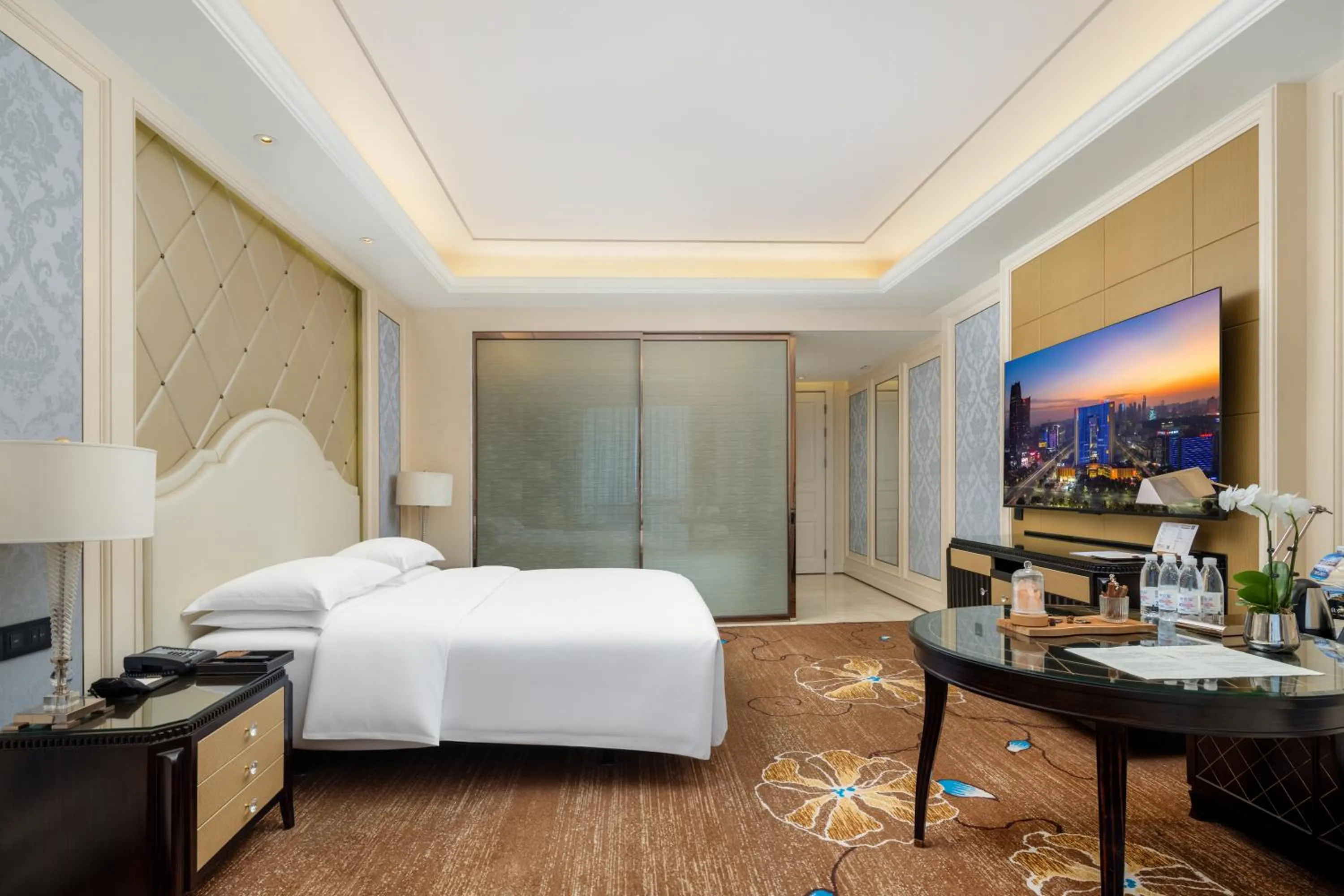 Photo of the whole room, Bed in Dongguan Kande International Hotel