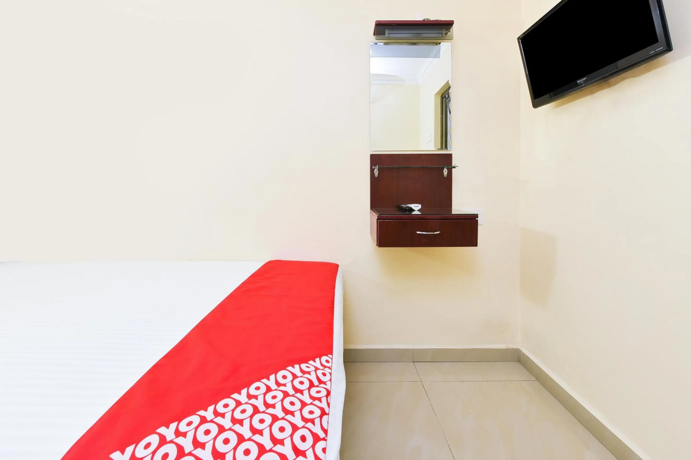 Bedroom in Super OYO 90562 J Hotel PJ