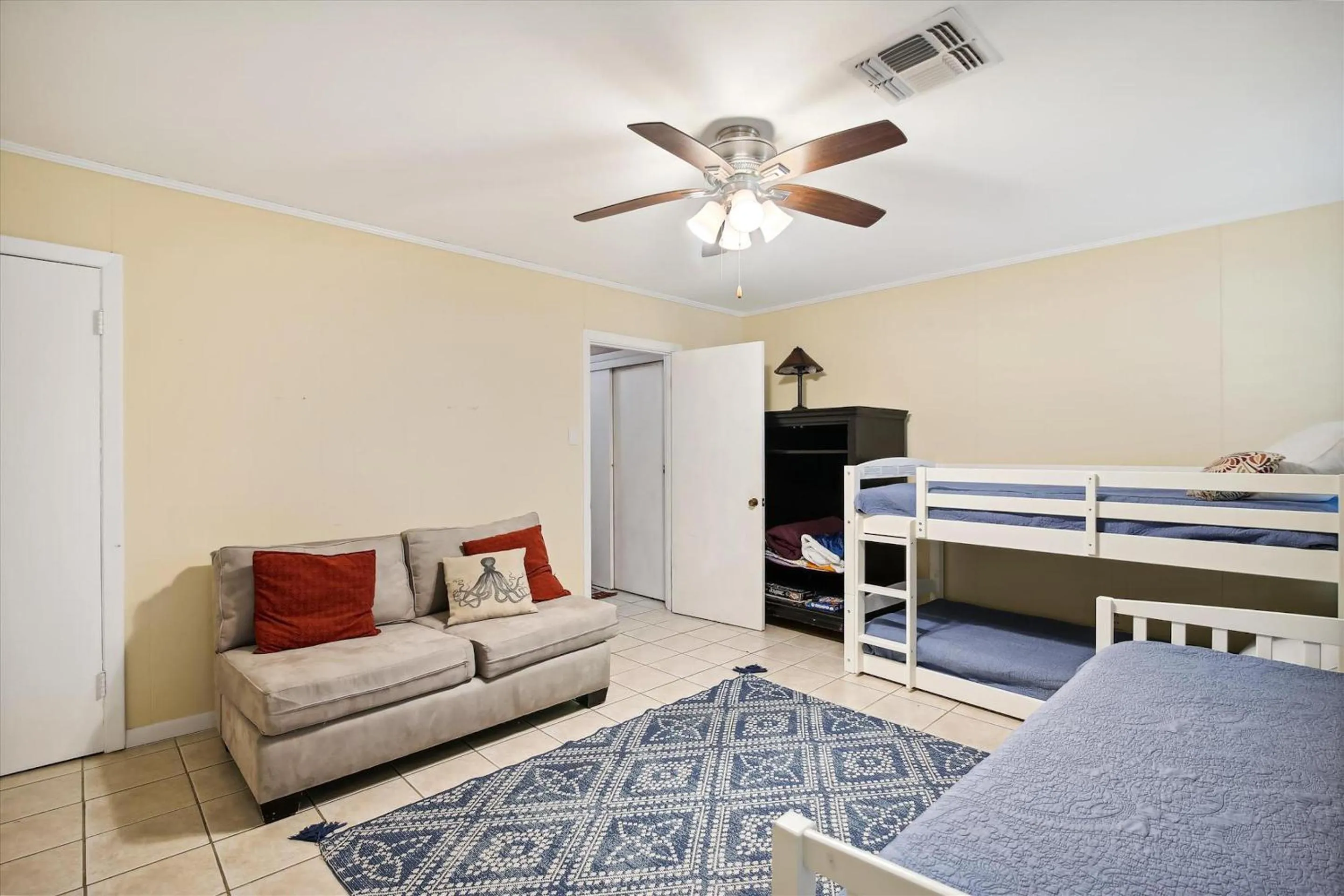 Property building, Bed in Endless Summer