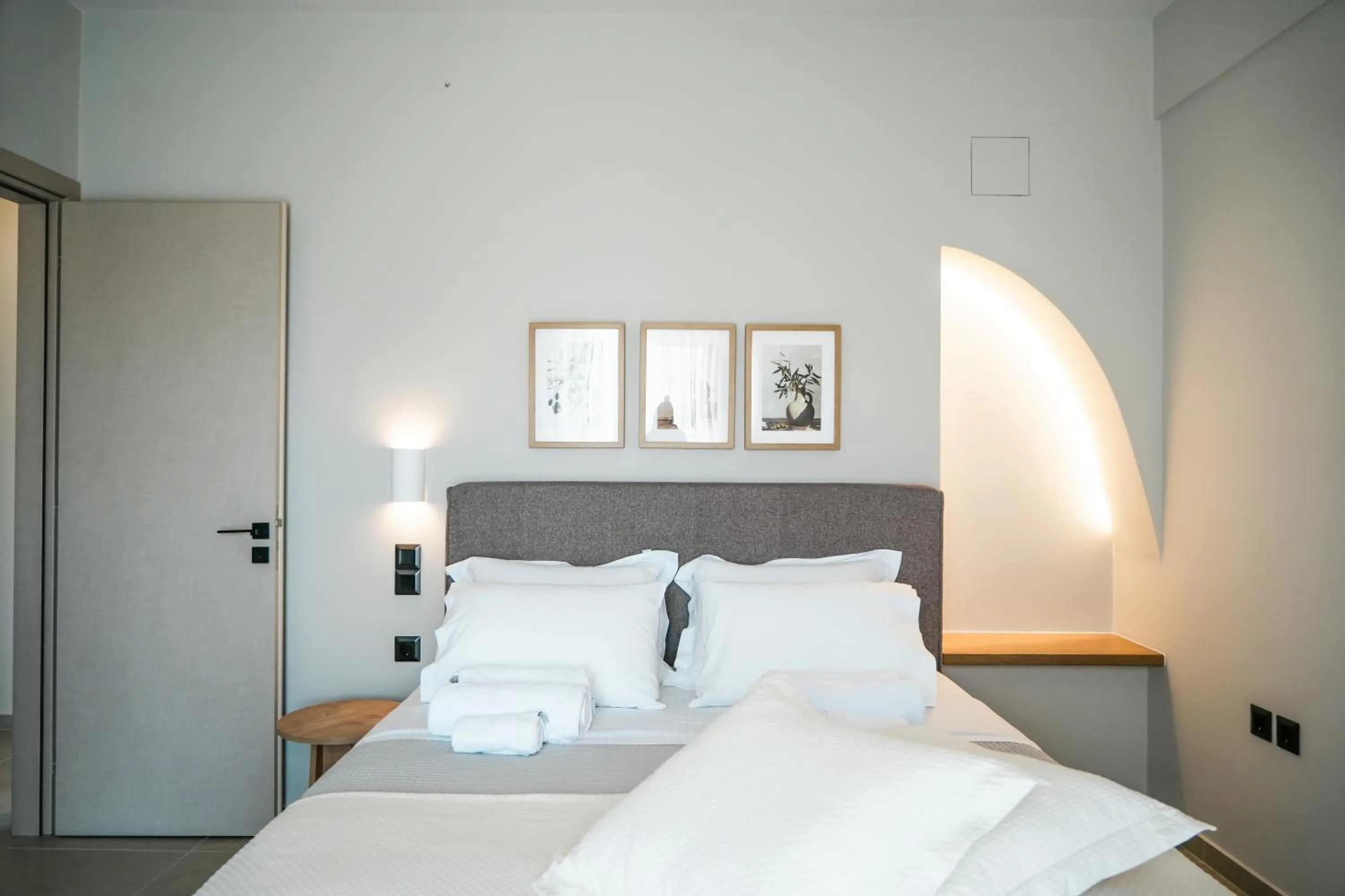 Bedroom, Bed in Vardians Villas & Suites