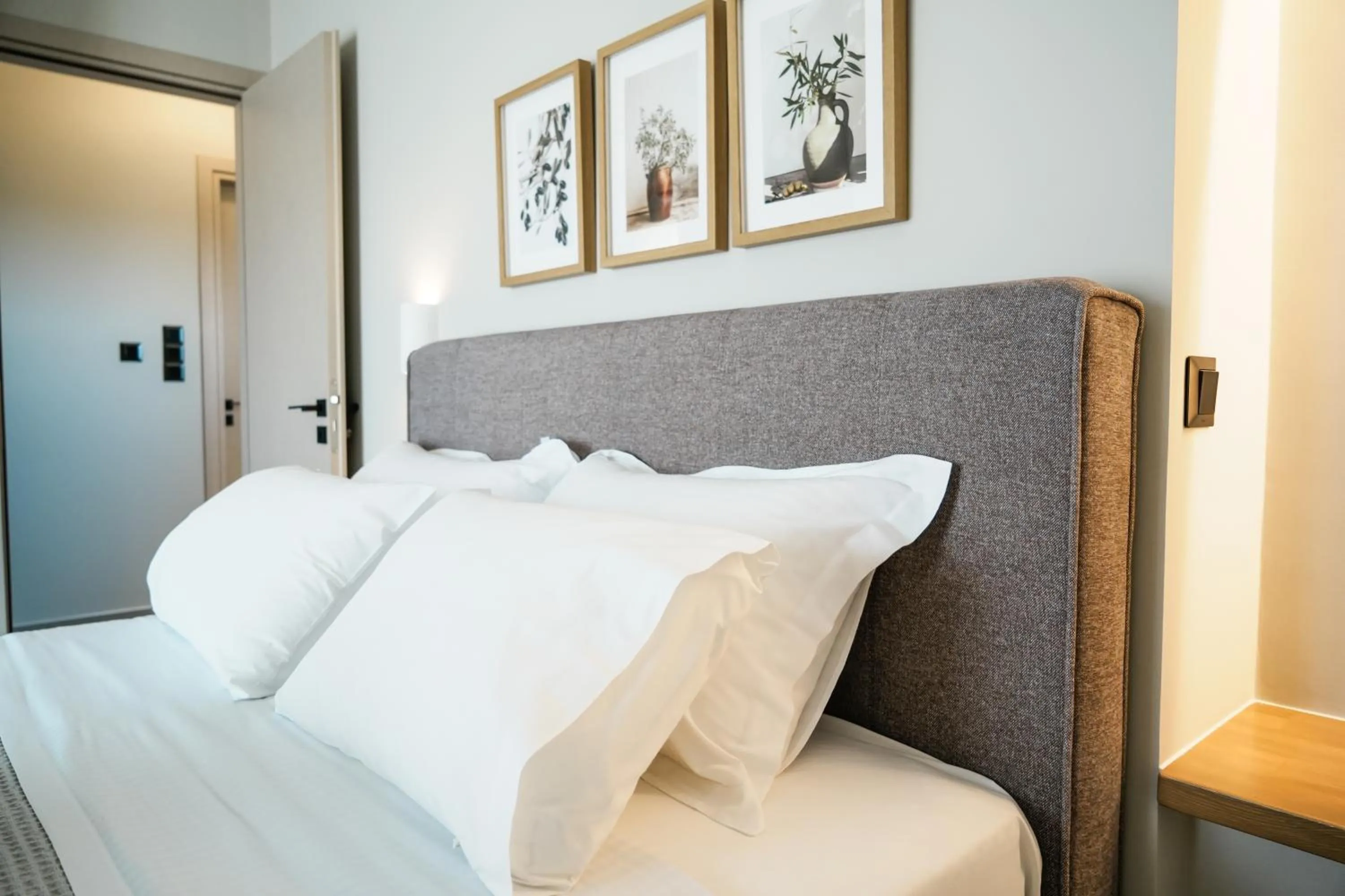 Bedroom, Bed in Vardians Villas & Suites