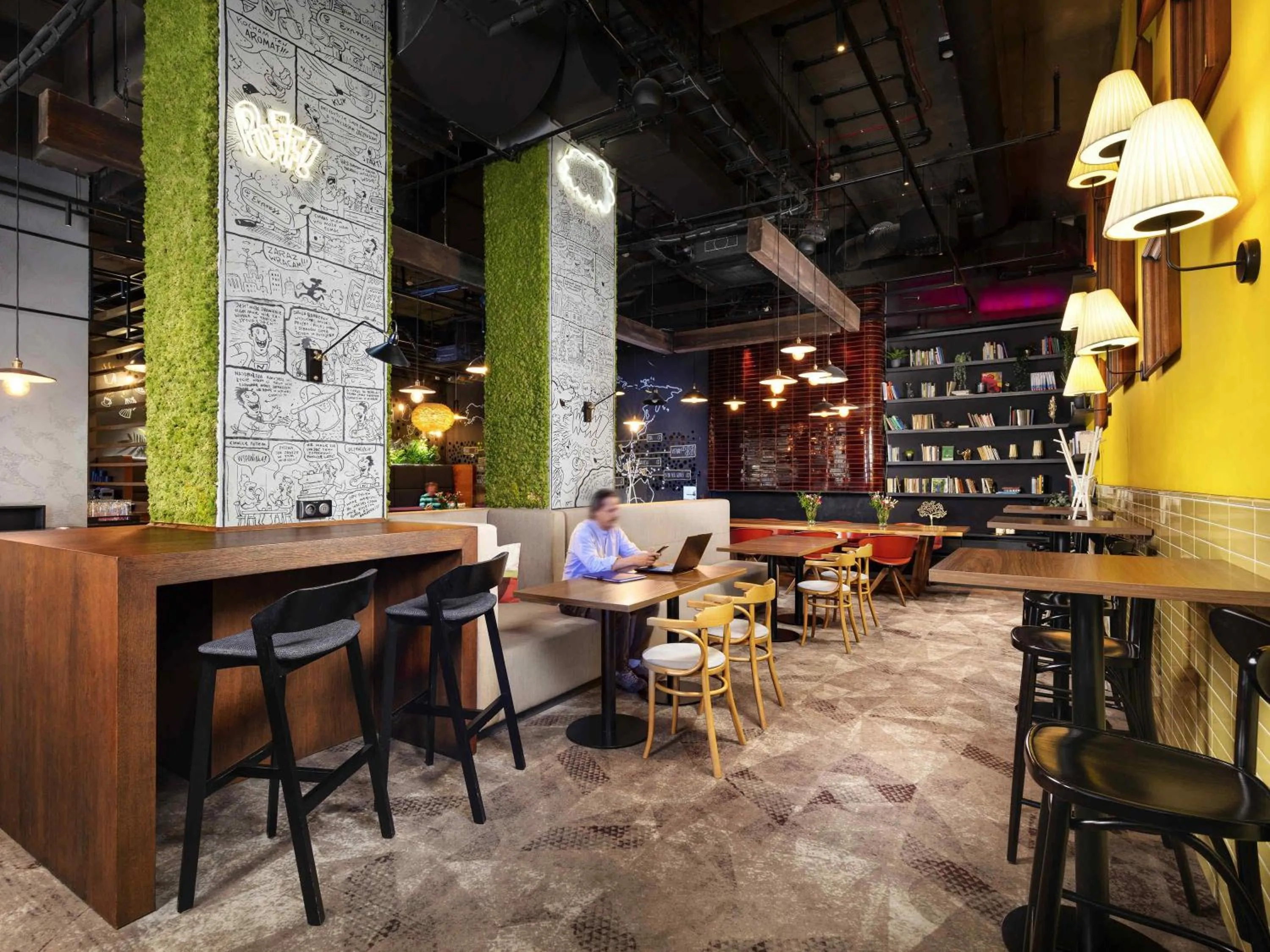 Lounge or bar in Novotel Poznan Centrum