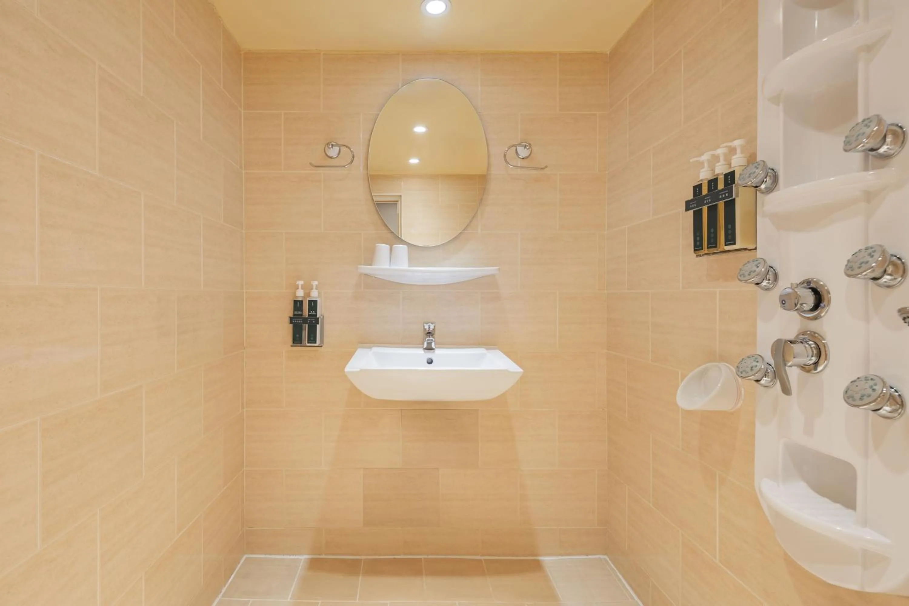 Toilet in Kindness Hotel - Wu Jia