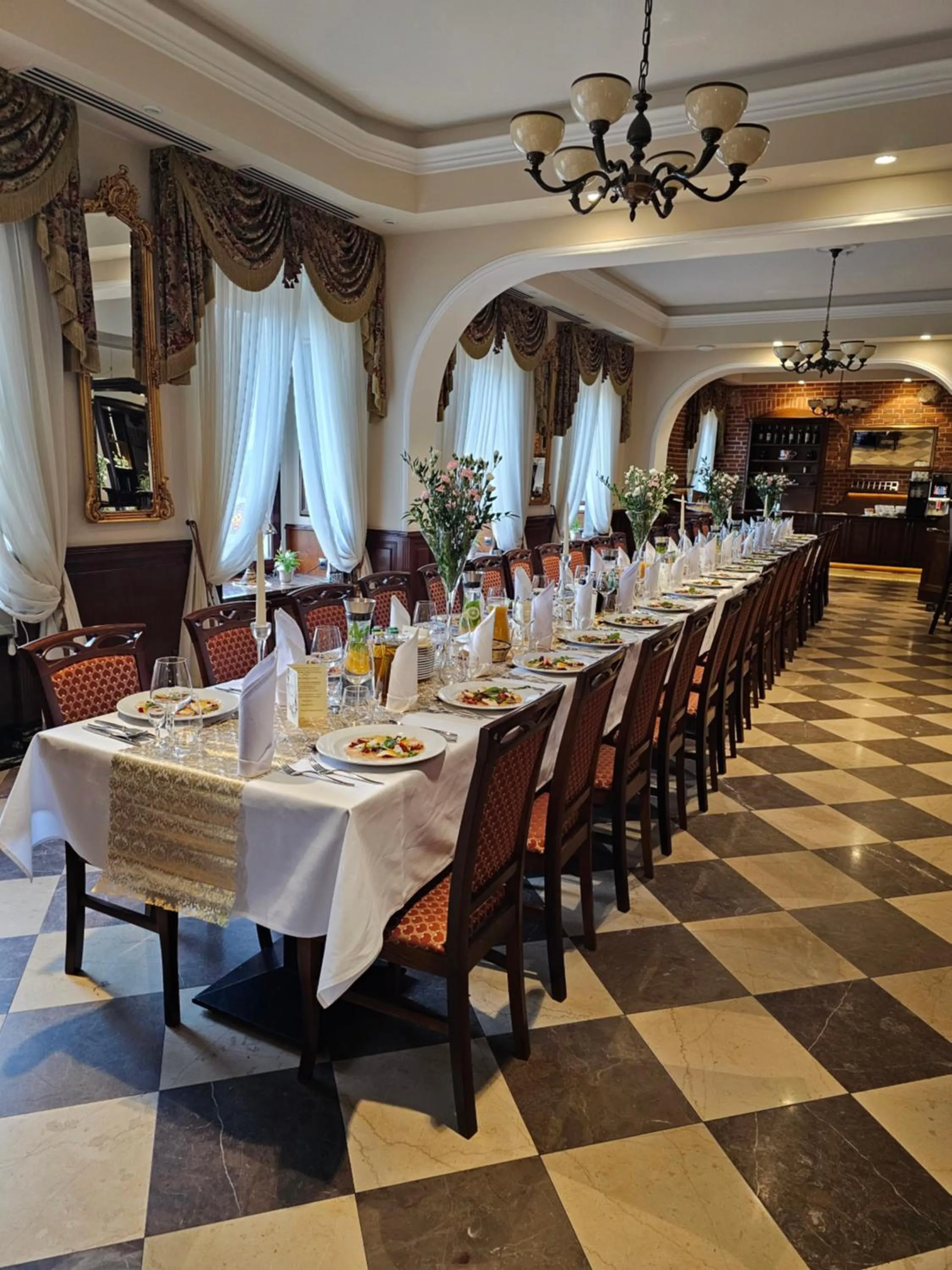 Restaurant/places to eat in Hotel Polonia