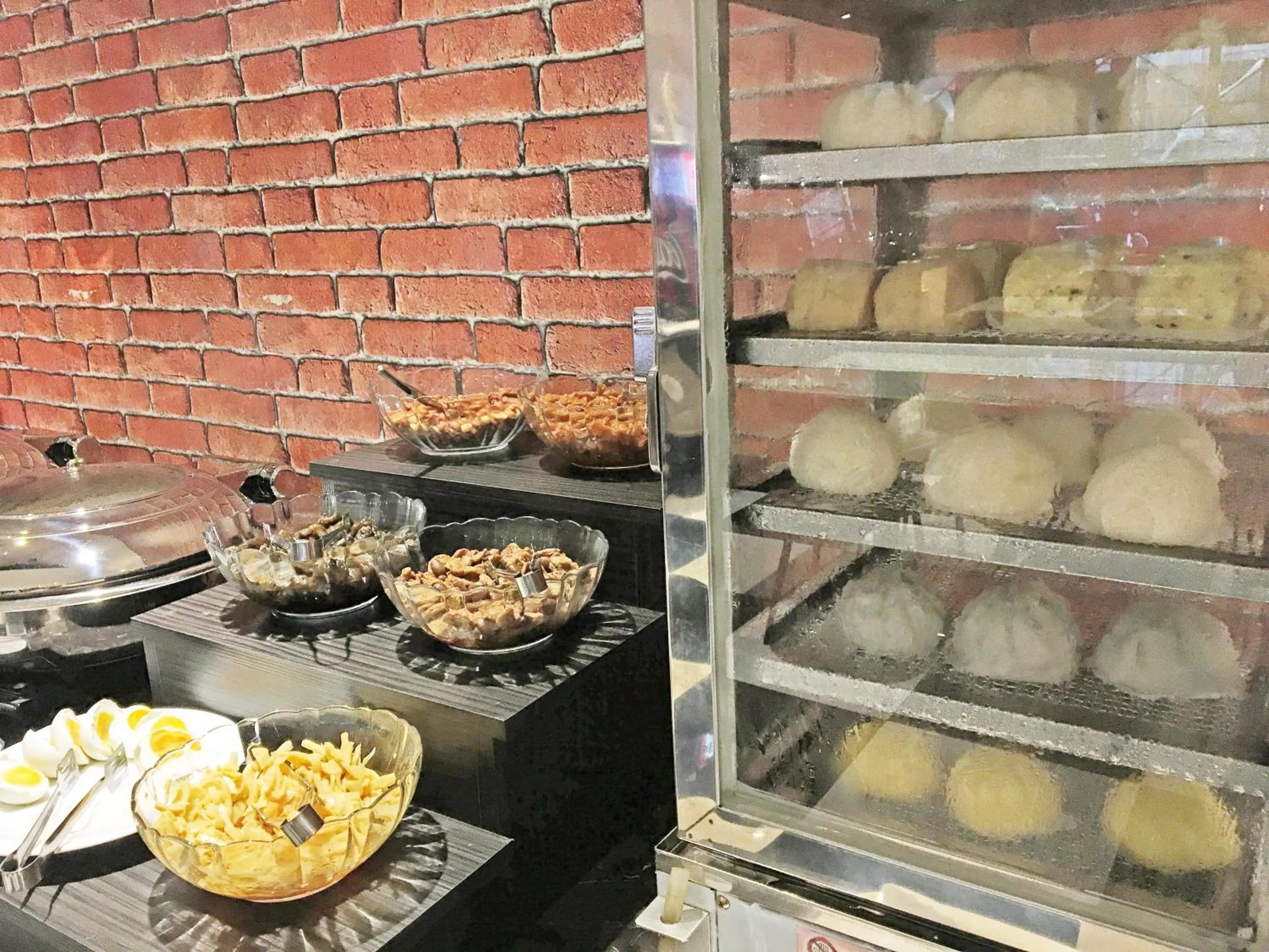 Breakfast in La Hotel-Baseball Theme Hall