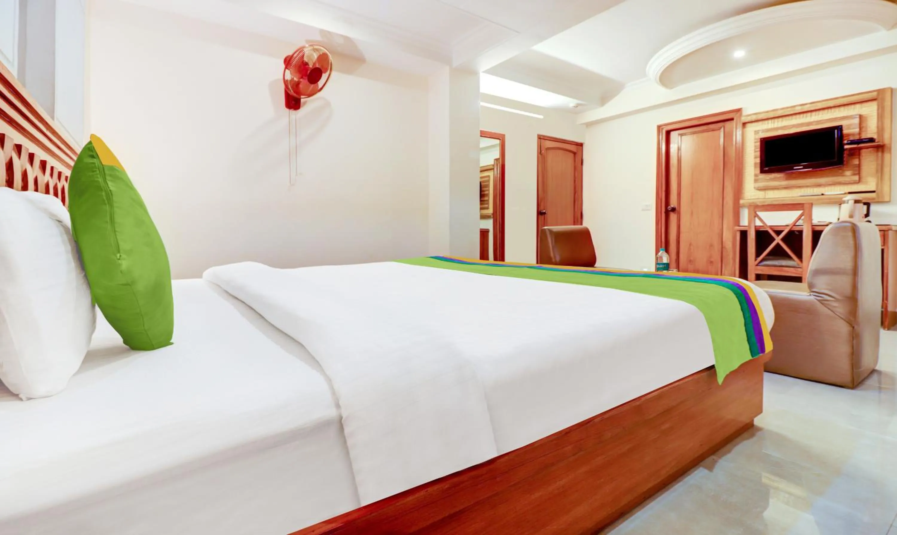 Bedroom, Bed in Treebo Calista, Patel Nagar