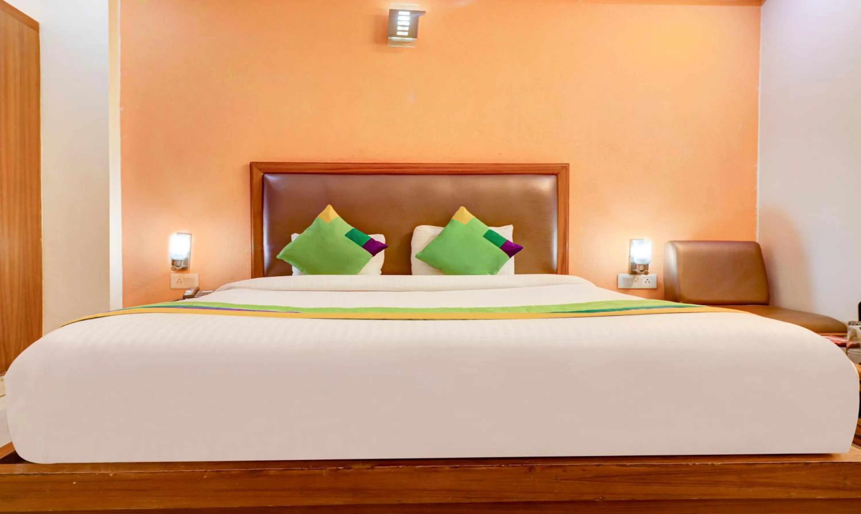 Bedroom, Bed in Treebo Calista, Patel Nagar