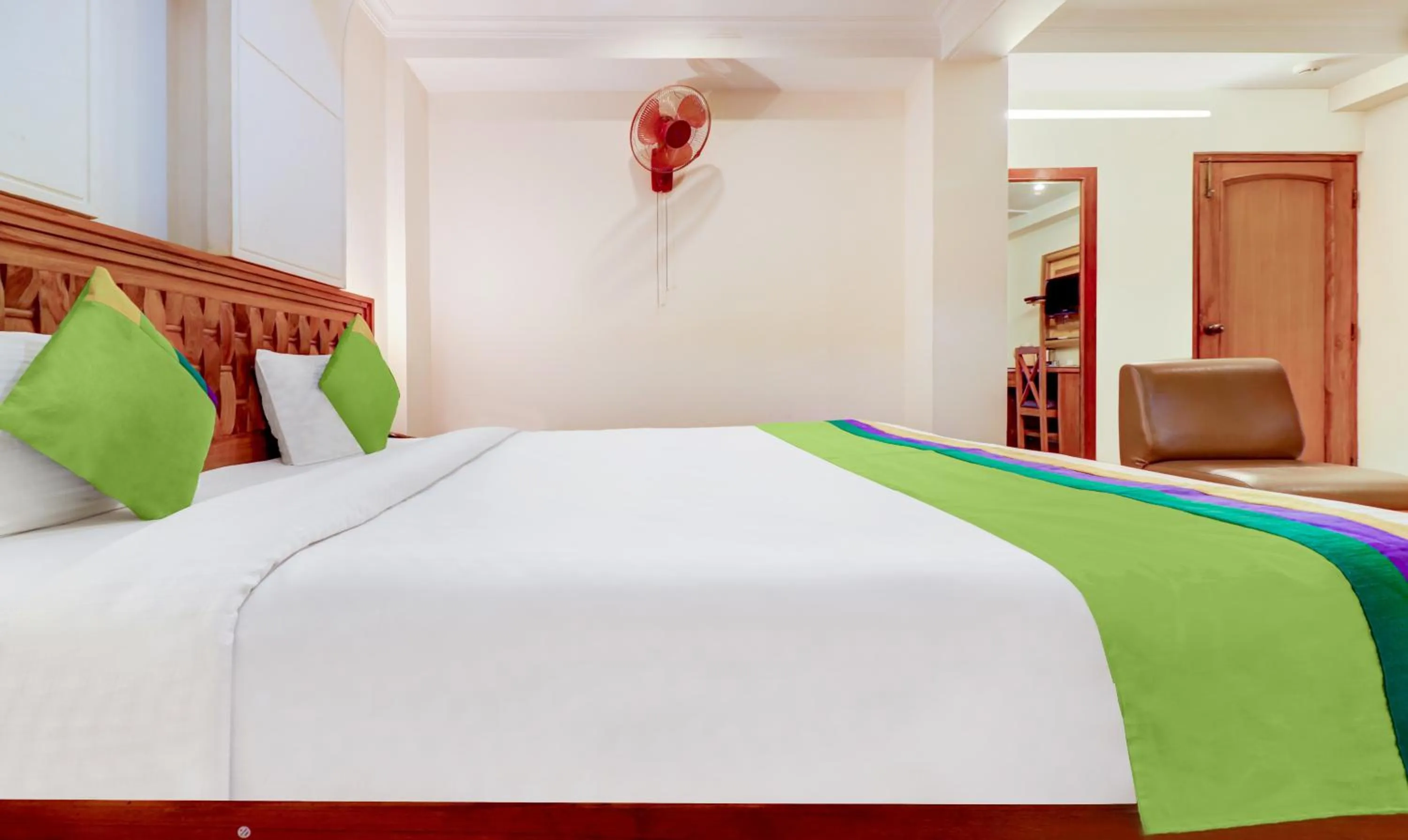 Bedroom, Bed in Treebo Calista, Patel Nagar