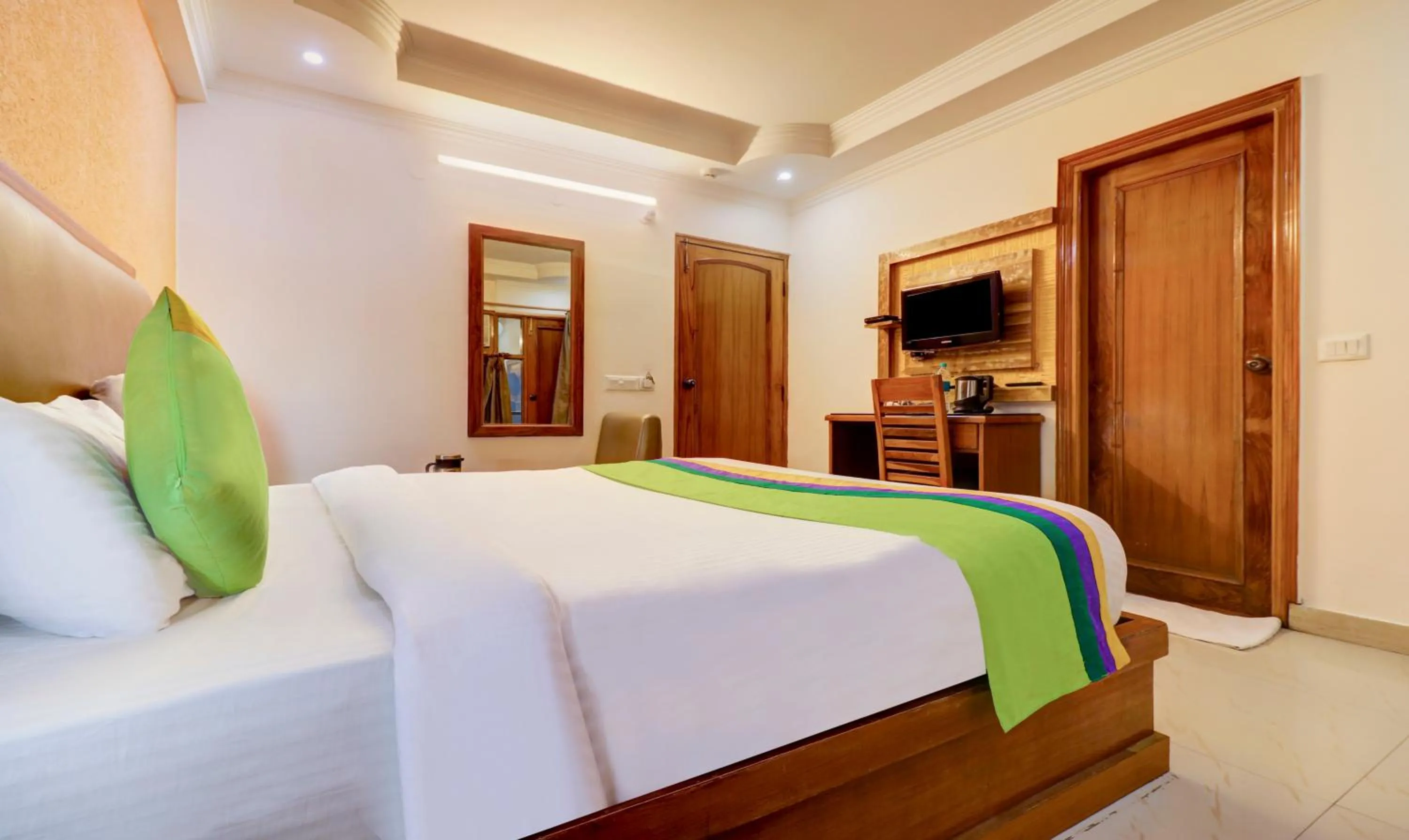 Bedroom, Bed in Treebo Calista, Patel Nagar