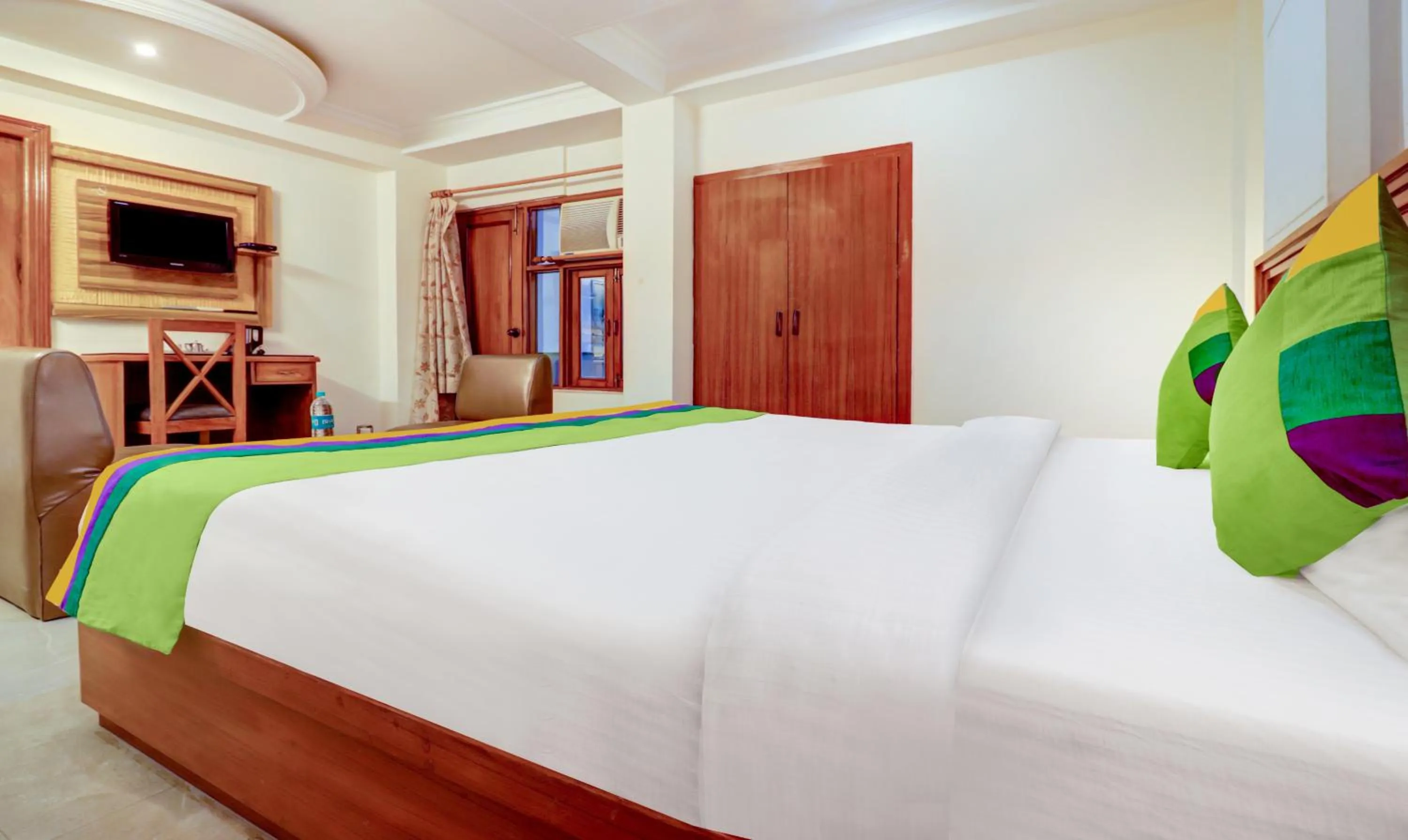 Bedroom, Bed in Treebo Calista, Patel Nagar