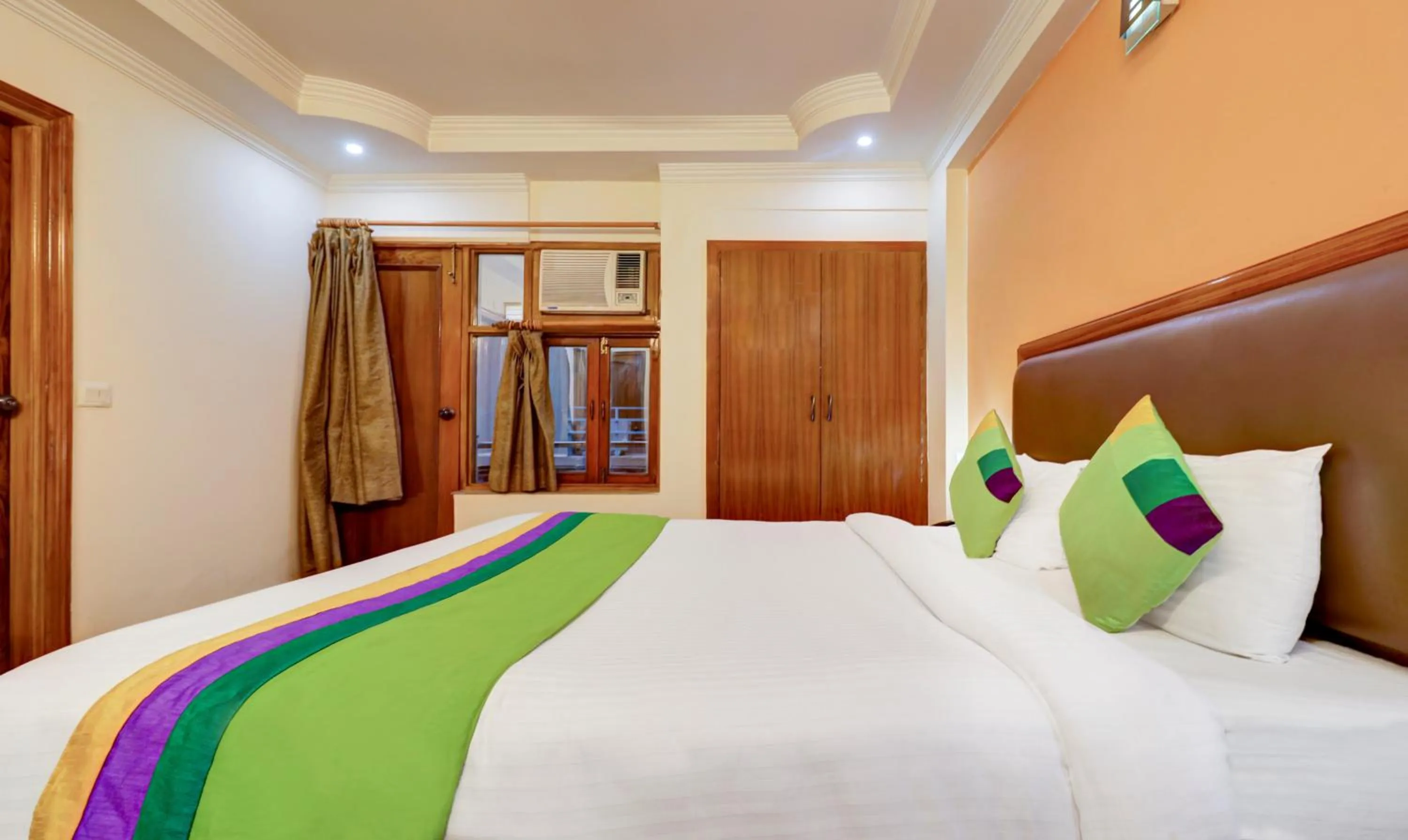 Bedroom, Bed in Treebo Calista, Patel Nagar