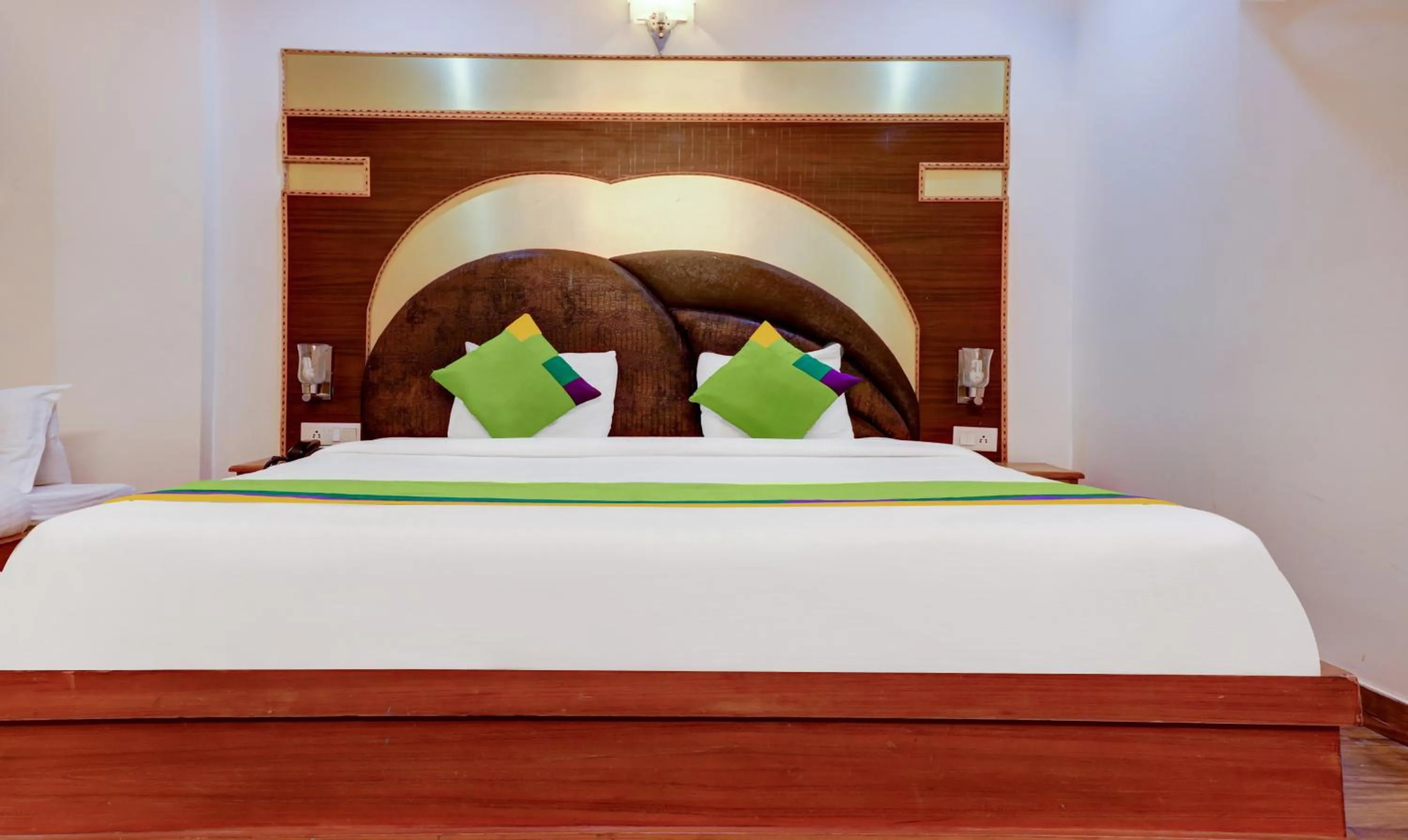 Bedroom, Bed in Treebo Calista, Patel Nagar