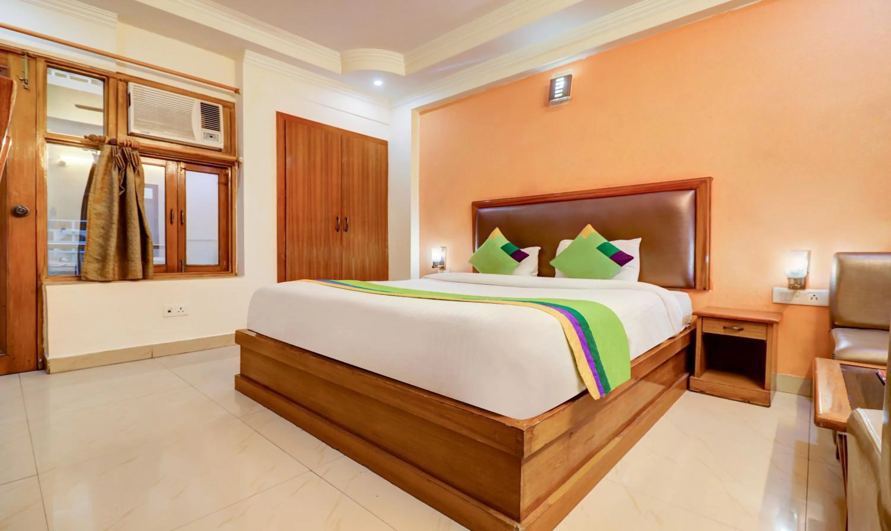 Bedroom, Bed in Treebo Calista, Patel Nagar
