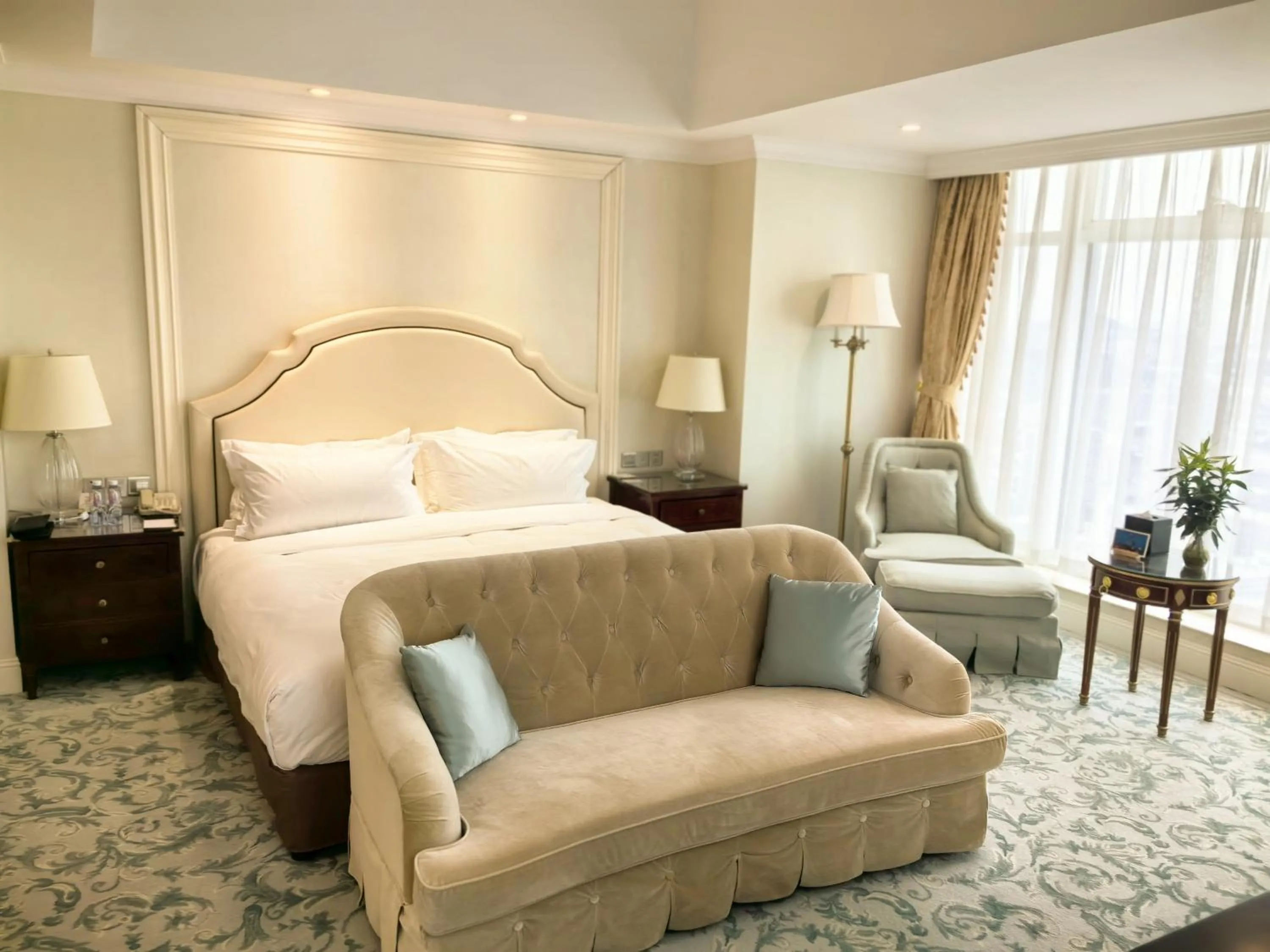 Bedroom, Bed in Qingdao Jinshi International Hotel