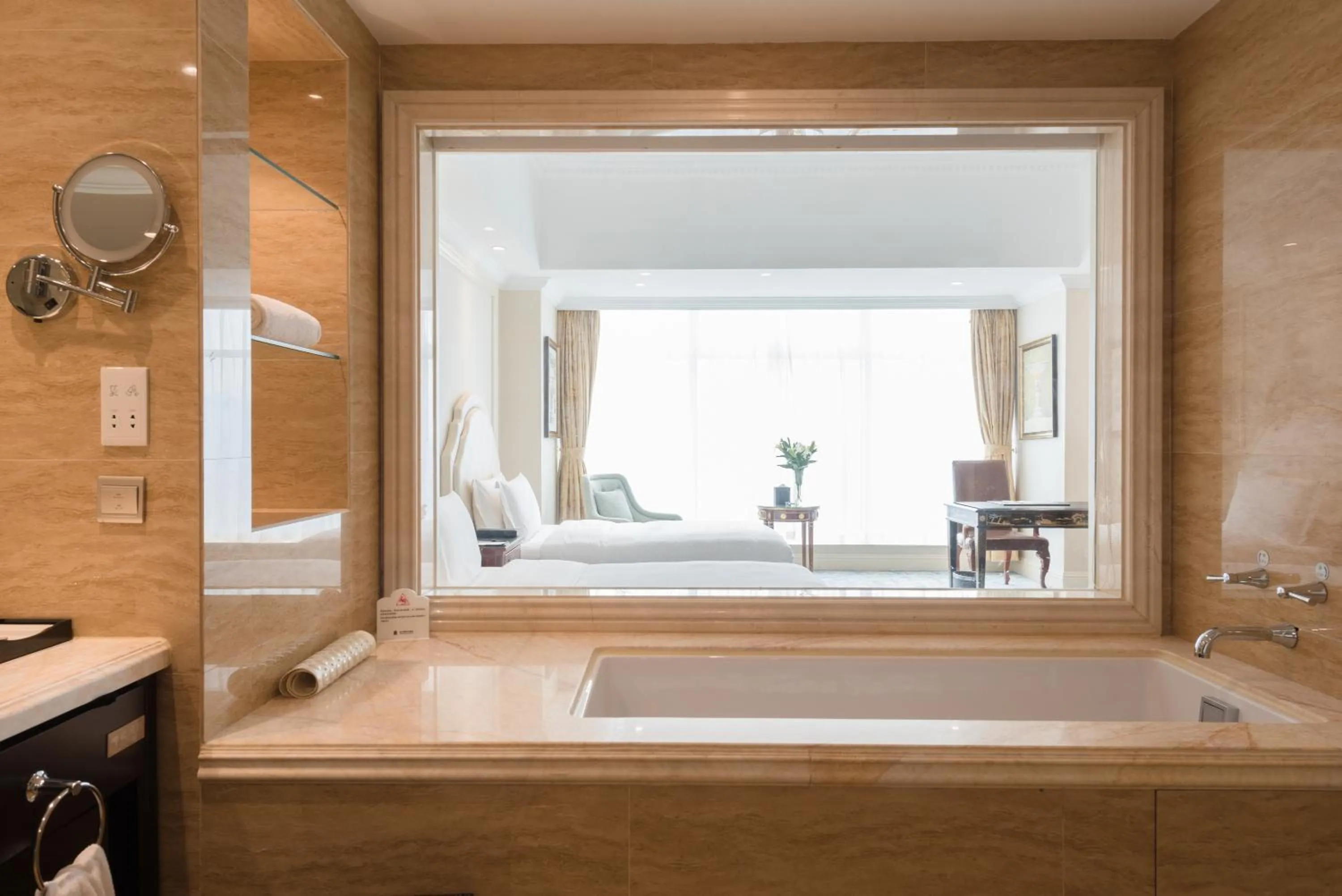 Bath, Bed in Qingdao Jinshi International Hotel