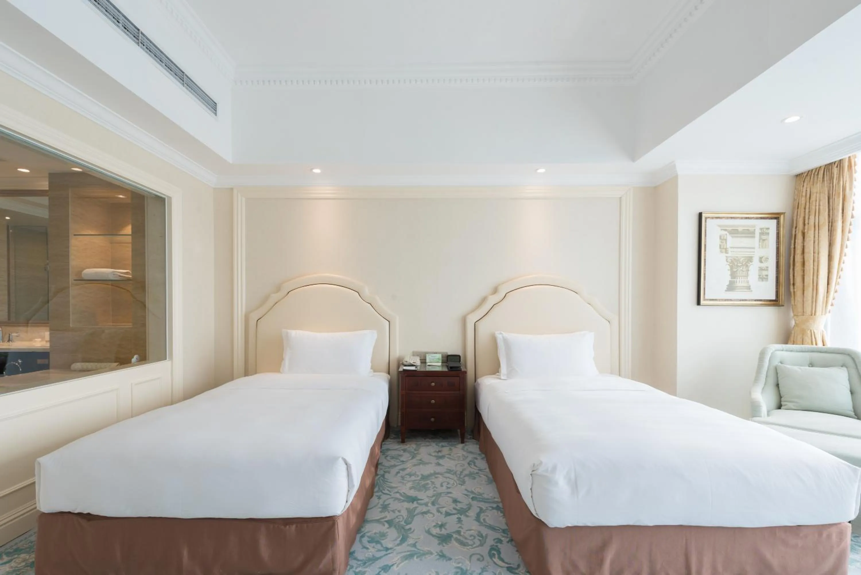 Bed in Qingdao Jinshi International Hotel