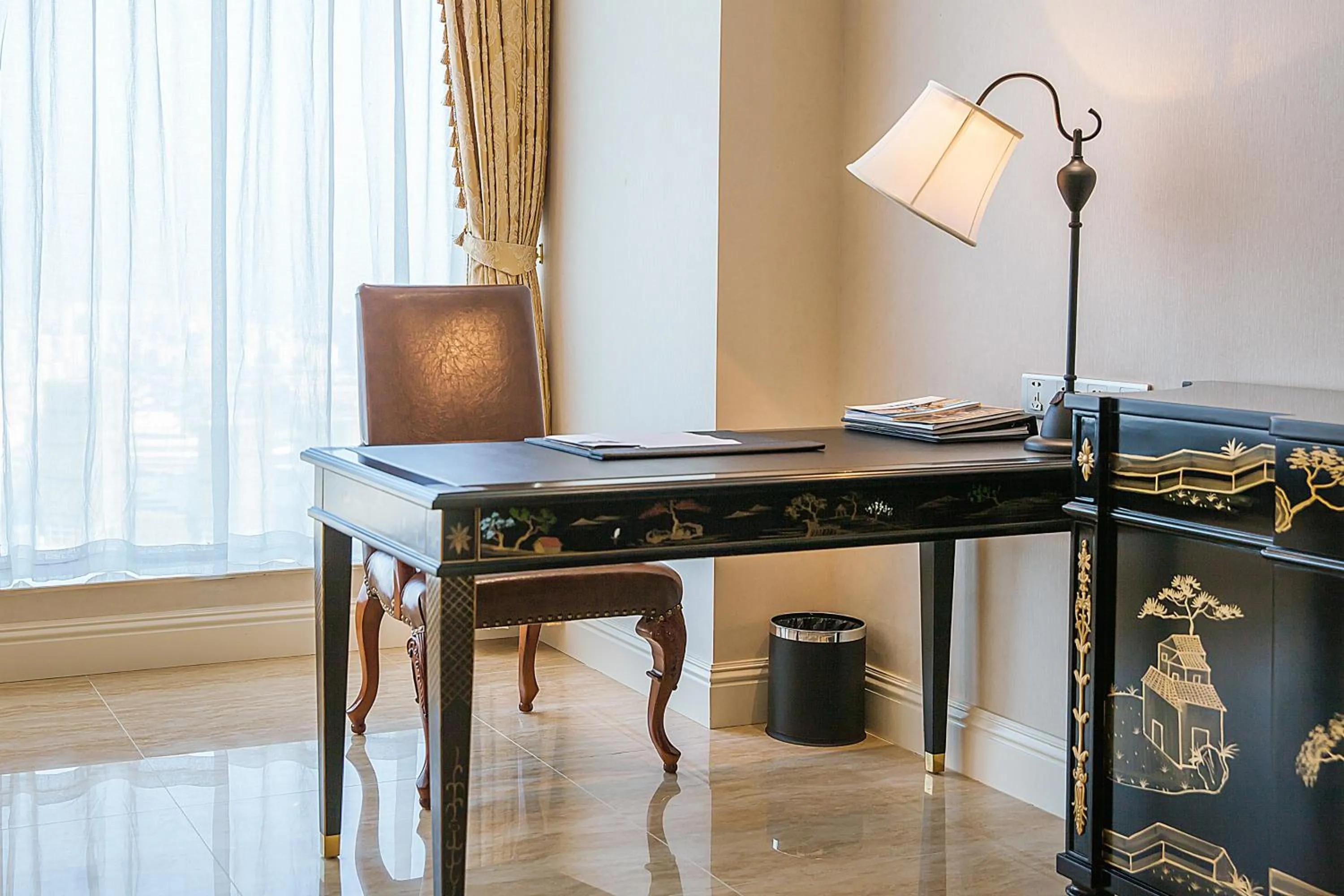 Seating area in Qingdao Jinshi International Hotel
