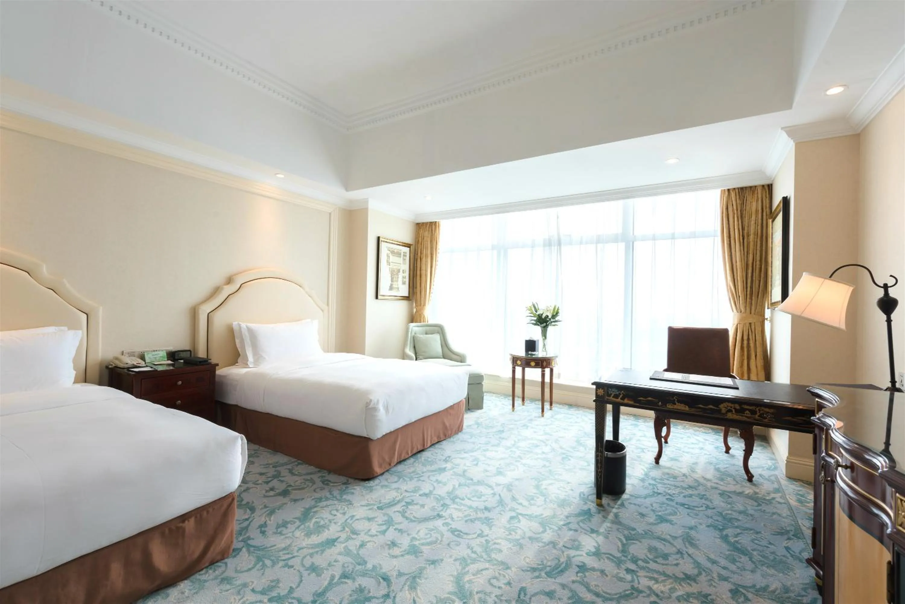 Photo of the whole room, Bed in Qingdao Jinshi International Hotel