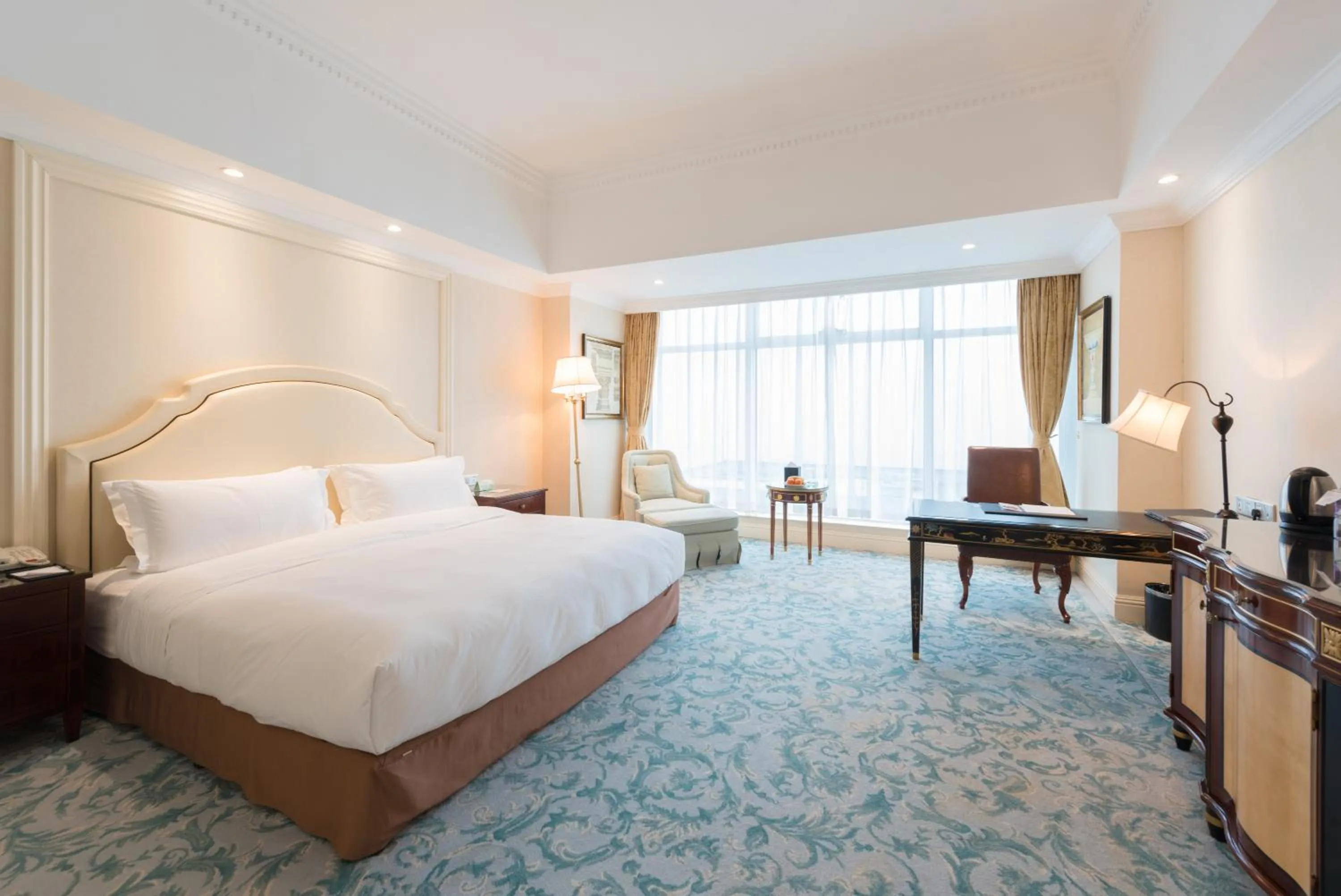 Photo of the whole room, Bed in Qingdao Jinshi International Hotel