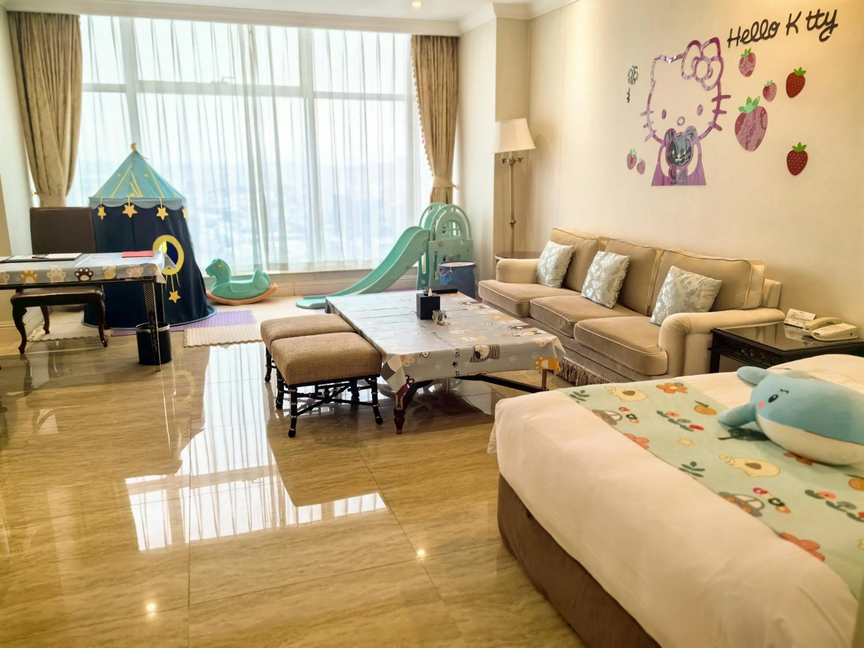 Living room, Bed in Qingdao Jinshi International Hotel