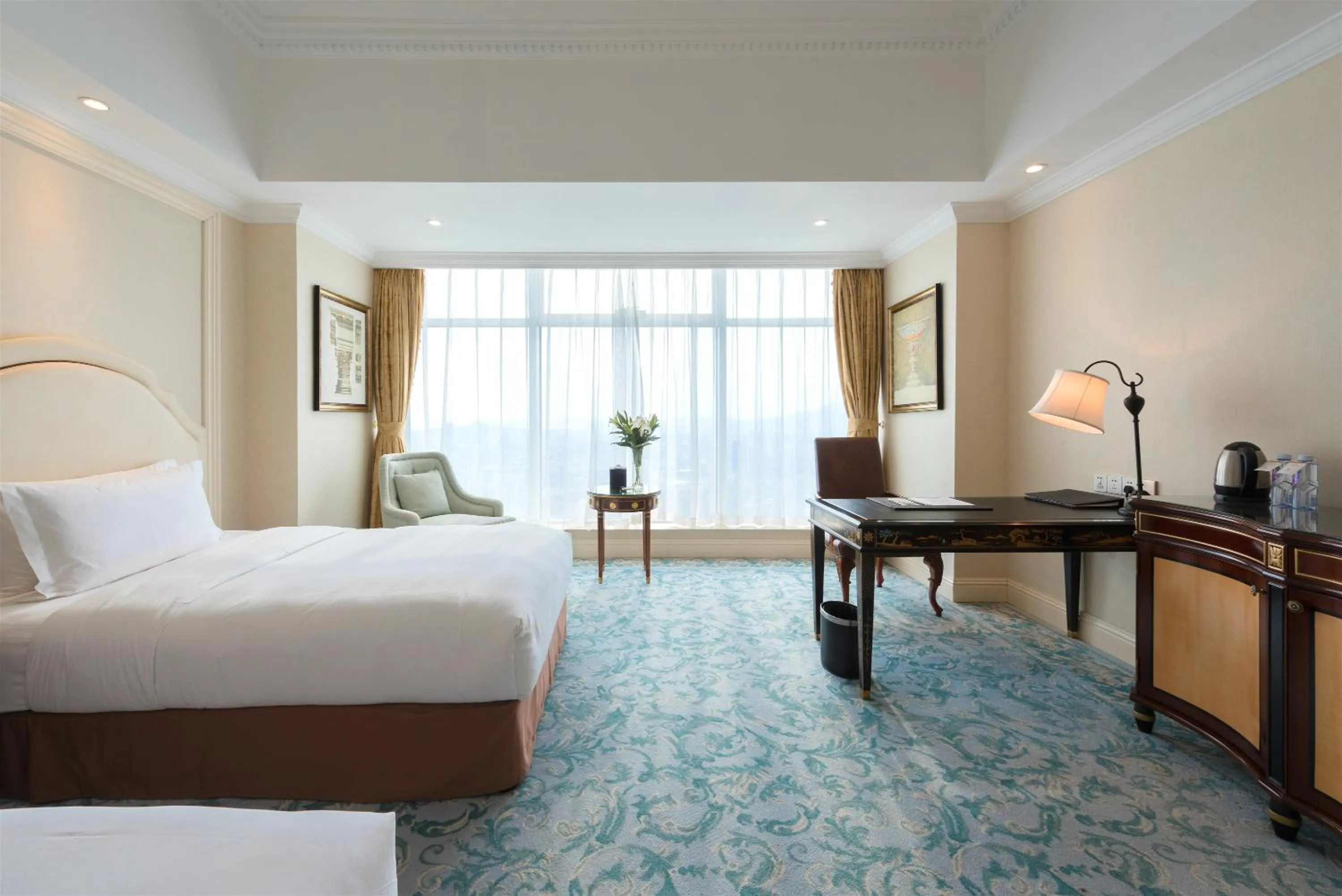 Bedroom, Bed in Qingdao Jinshi International Hotel